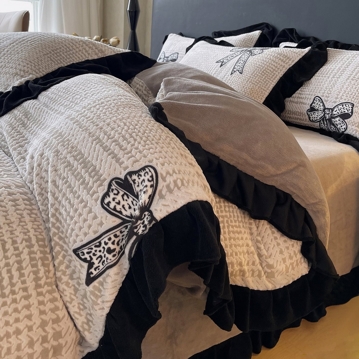 91家纺网 家纺一手货源 找家纺 雅高家居 2025新款秋冬琥珀系复古赫本轻法式高克重牛奶绒全消光立体浮雕数码印花ins风提花保暖四件套 梦境细雨