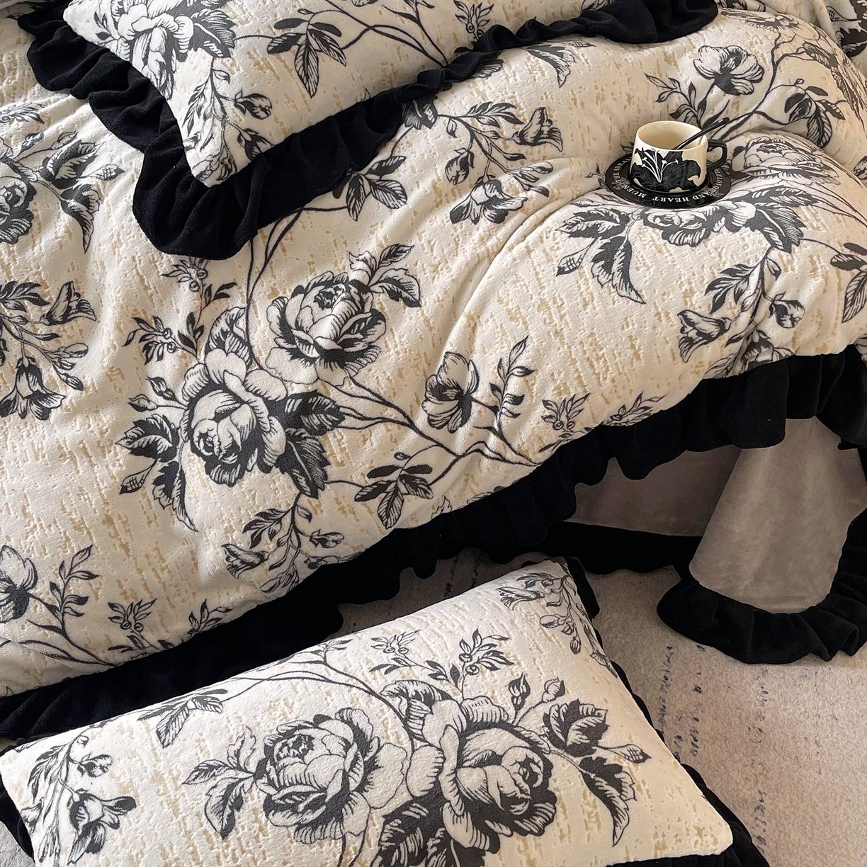 91家纺网 家纺一手货源 找家纺 雅高家居 2025新款秋冬琥珀系复古赫本轻法式高克重牛奶绒全消光立体浮雕数码印花ins风提花保暖四件套 林间絮语