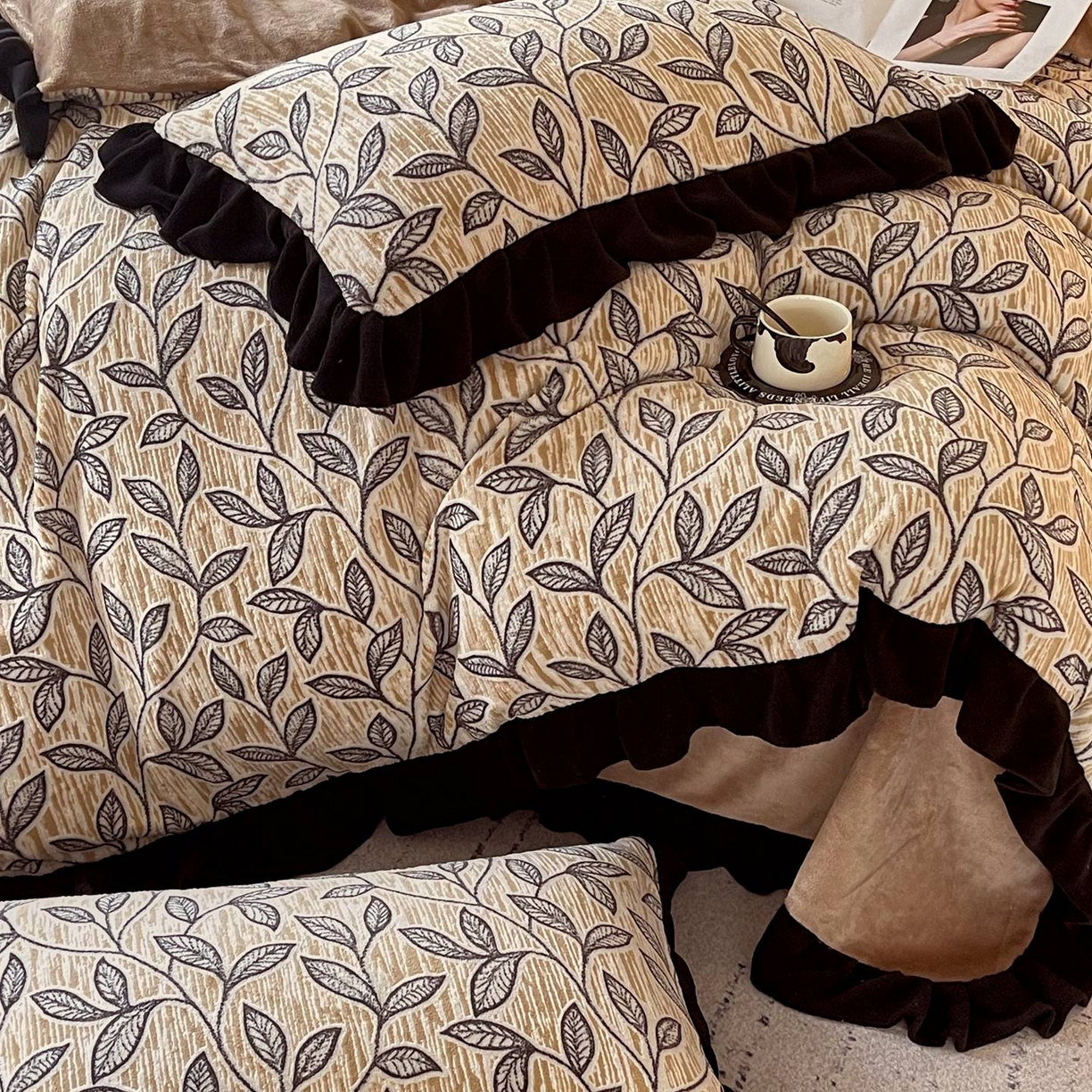 91家纺网 家纺一手货源 找家纺 雅高家居 2025新款秋冬琥珀系复古赫本轻法式高克重牛奶绒全消光立体浮雕数码印花ins风提花保暖四件套 一叶知秋