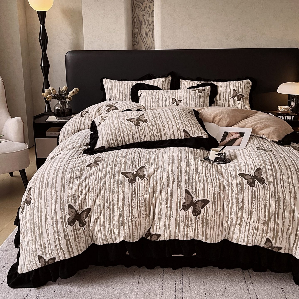 91家纺网 家纺一手货源 找家纺 雅高家居 2025新款秋冬琥珀系复古赫本轻法式高克重牛奶绒全消光立体浮雕数码印花ins风提花保暖四件套 翩翩起舞