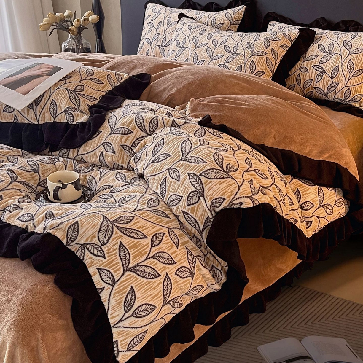 91家纺网 家纺一手货源 找家纺 雅高家居 2025新款秋冬琥珀系复古赫本轻法式高克重牛奶绒全消光立体浮雕数码印花ins风提花保暖四件套 一叶知秋