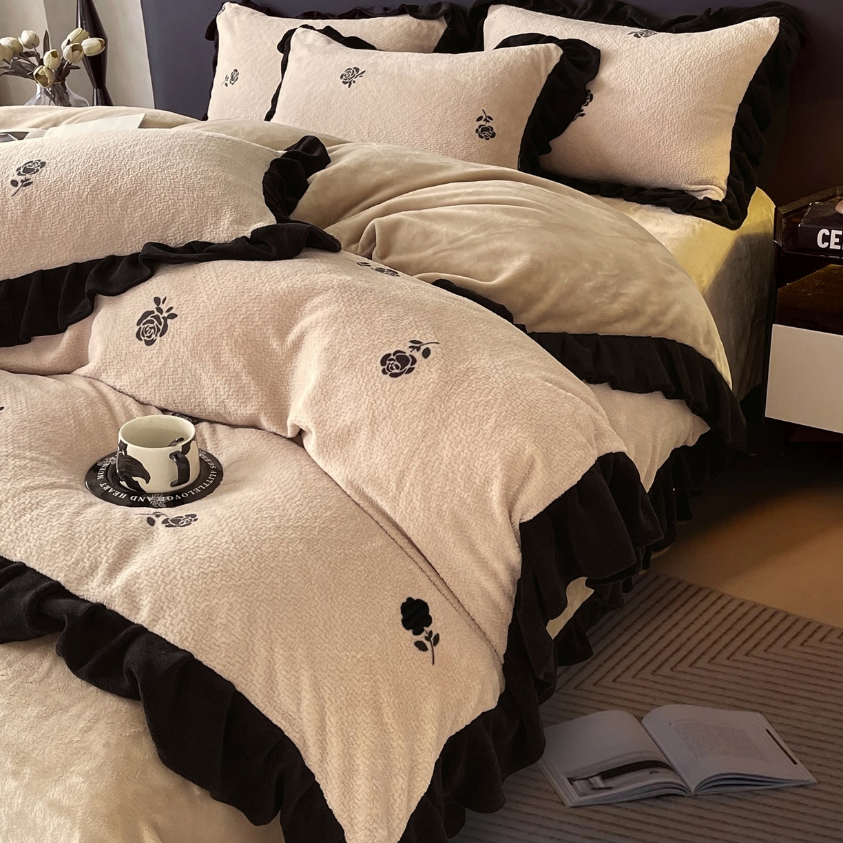 91家纺网 家纺一手货源 找家纺 雅高家居 2025新款秋冬琥珀系复古赫本轻法式高克重牛奶绒全消光立体浮雕数码印花ins风提花保暖四件套 赫本玫瑰