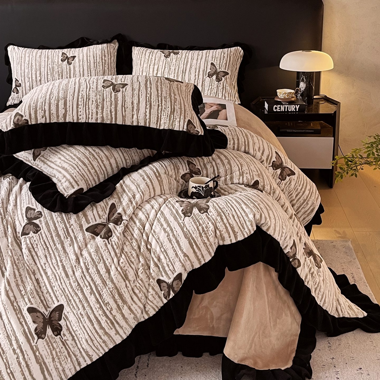 91家纺网 家纺一手货源 找家纺 雅高家居 2025新款秋冬琥珀系复古赫本轻法式高克重牛奶绒全消光立体浮雕数码印花ins风提花保暖四件套 翩翩起舞