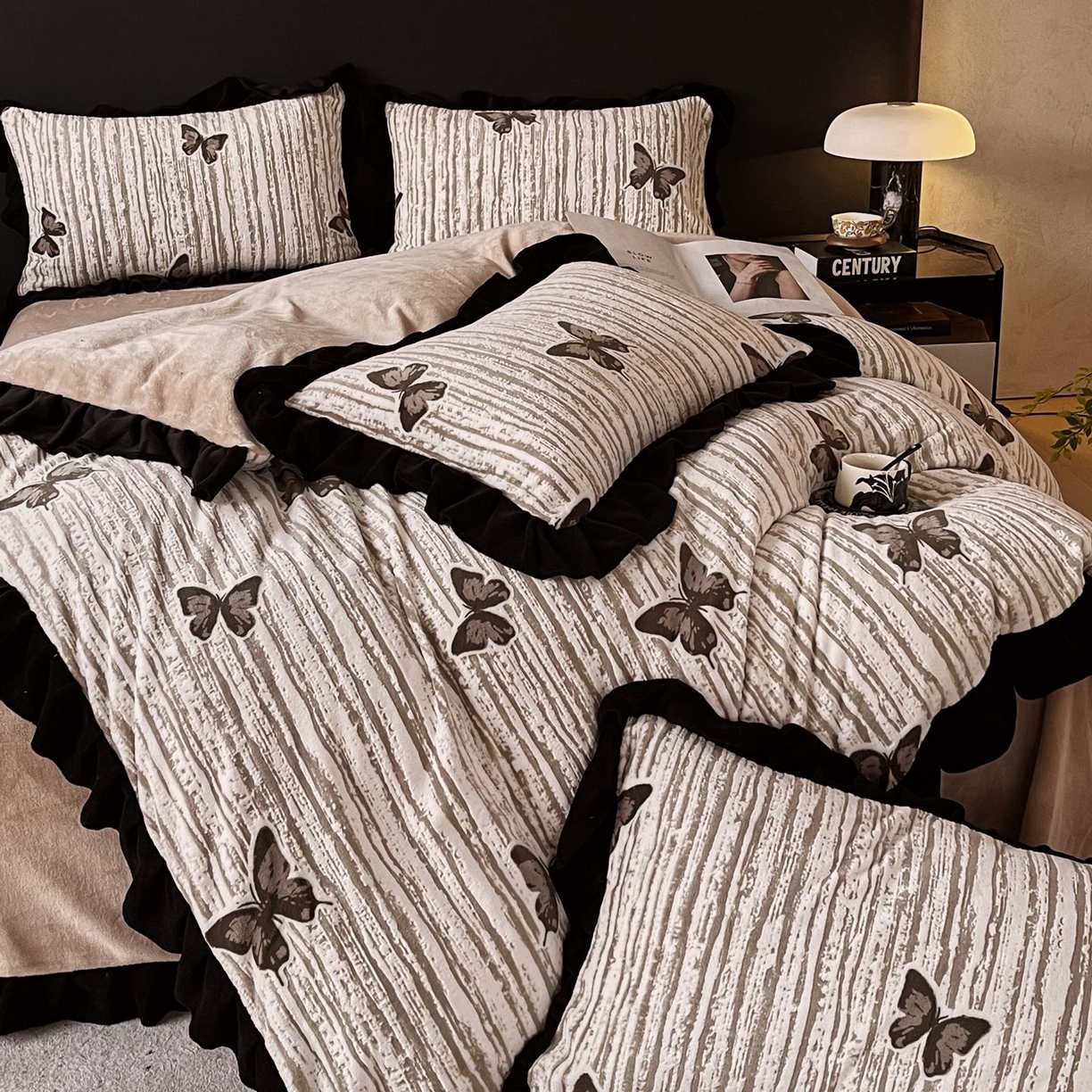 91家纺网 家纺一手货源 找家纺 雅高家居 2025新款秋冬琥珀系复古赫本轻法式高克重牛奶绒全消光立体浮雕数码印花ins风提花保暖四件套 翩翩起舞