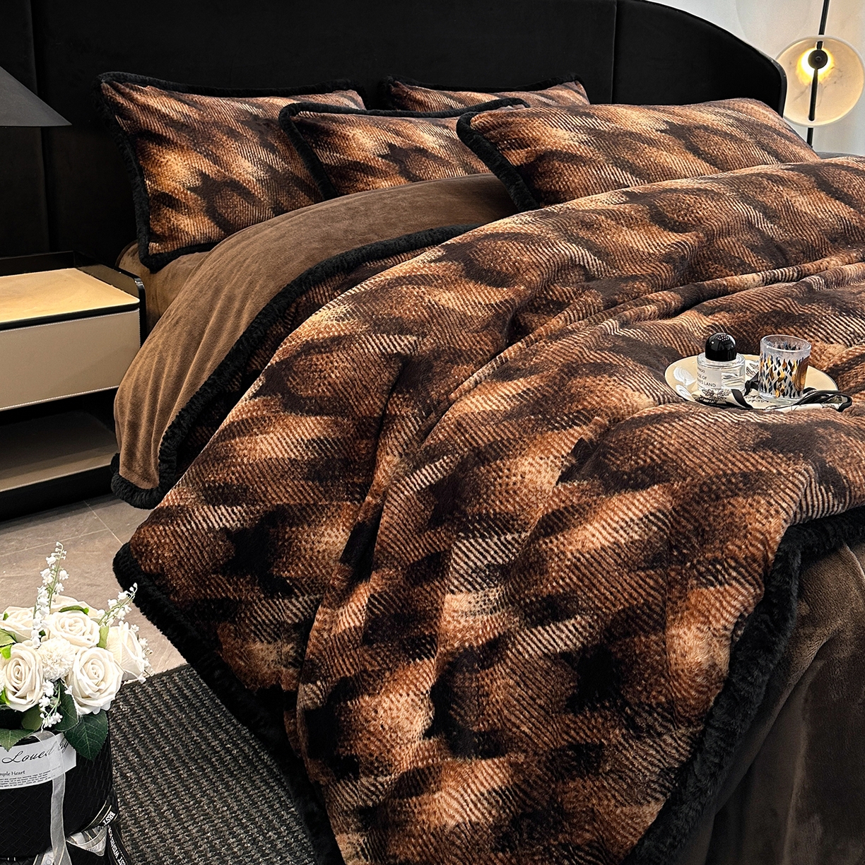 91家纺网 家纺一手货源 找家纺 畅畅家纺 2025新款高克重新款冬季加厚兔毛绒包边款床单床笠四件套 千鸟格