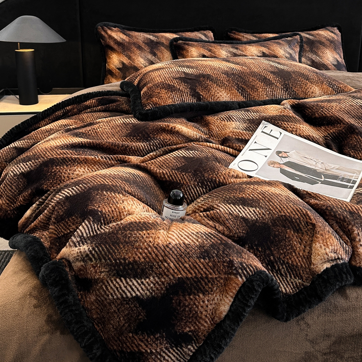 91家纺网 家纺一手货源 找家纺 畅畅家纺 2025新款高克重新款冬季加厚兔毛绒包边款床单床笠四件套 千鸟格