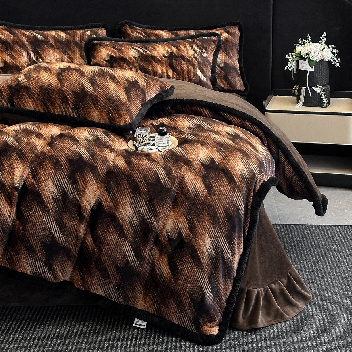 91家纺网 家纺一手货源 找家纺 畅畅家纺 2025新款高克重新款冬季加厚兔毛绒包边款床单床笠四件套 千鸟格