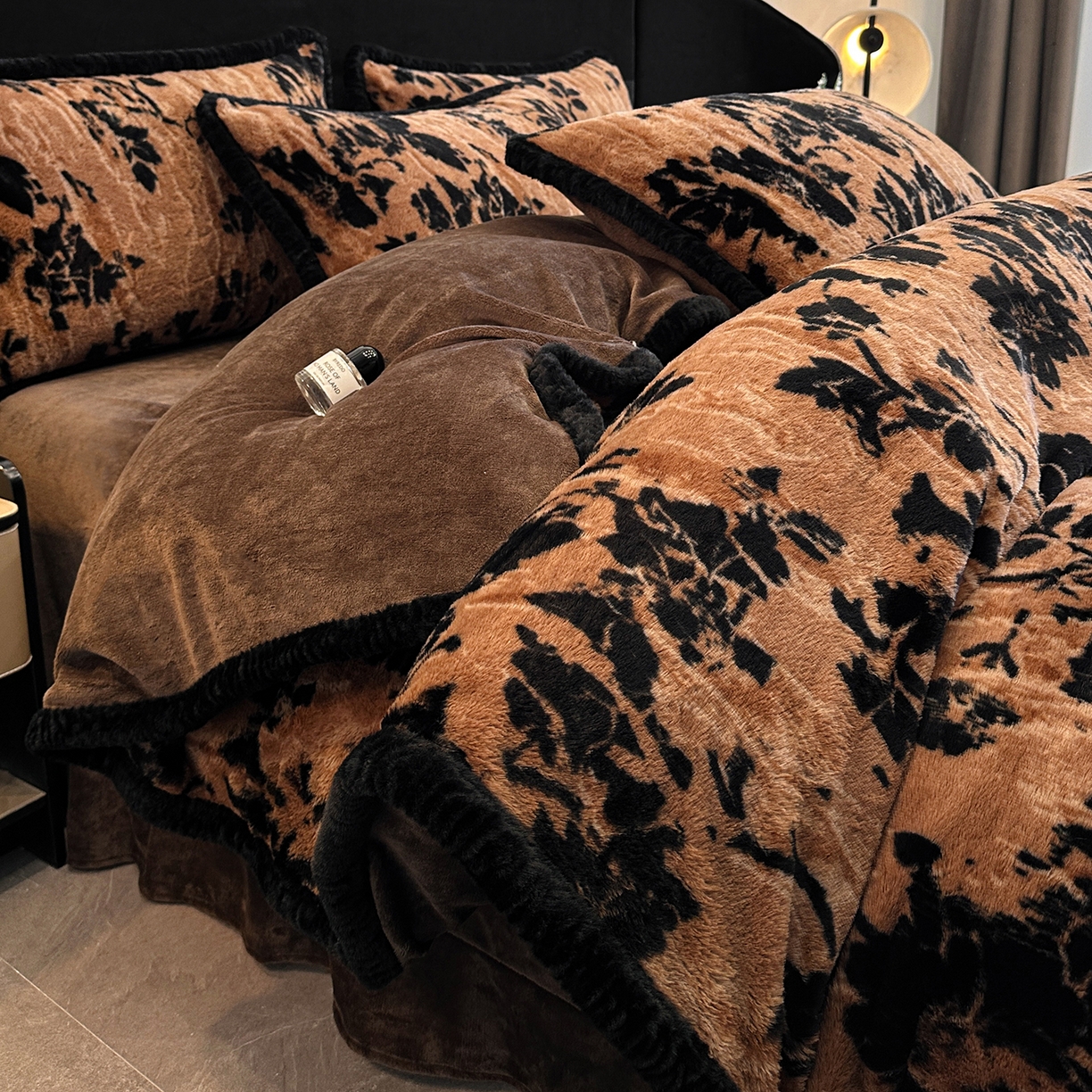 91家纺网 家纺一手货源 找家纺 畅畅家纺 2025新款高克重新款冬季加厚兔毛绒包边款床单床笠四件套 秋庭蜜语