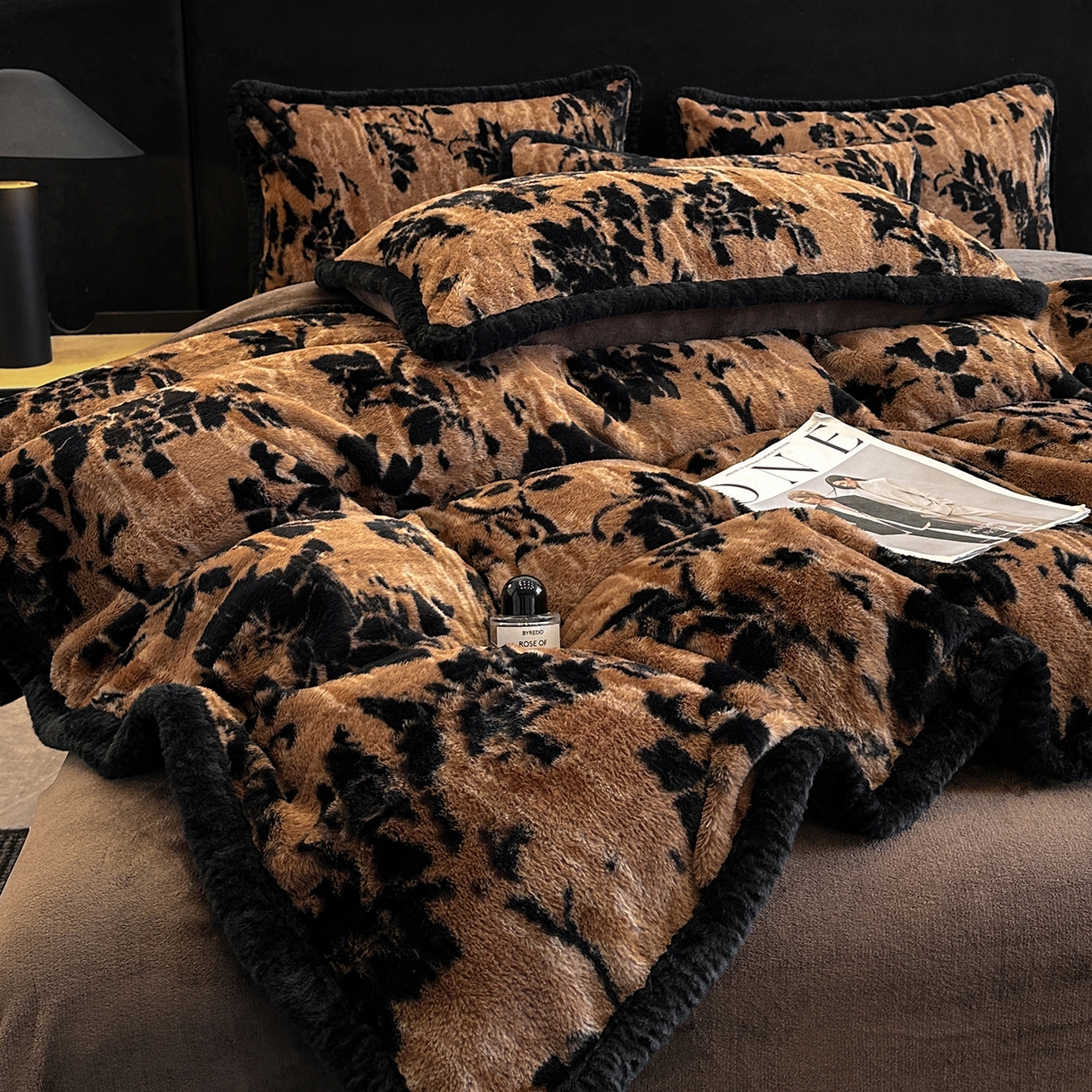 91家纺网 家纺一手货源 找家纺 畅畅家纺 2025新款高克重新款冬季加厚兔毛绒包边款床单床笠四件套 秋庭蜜语