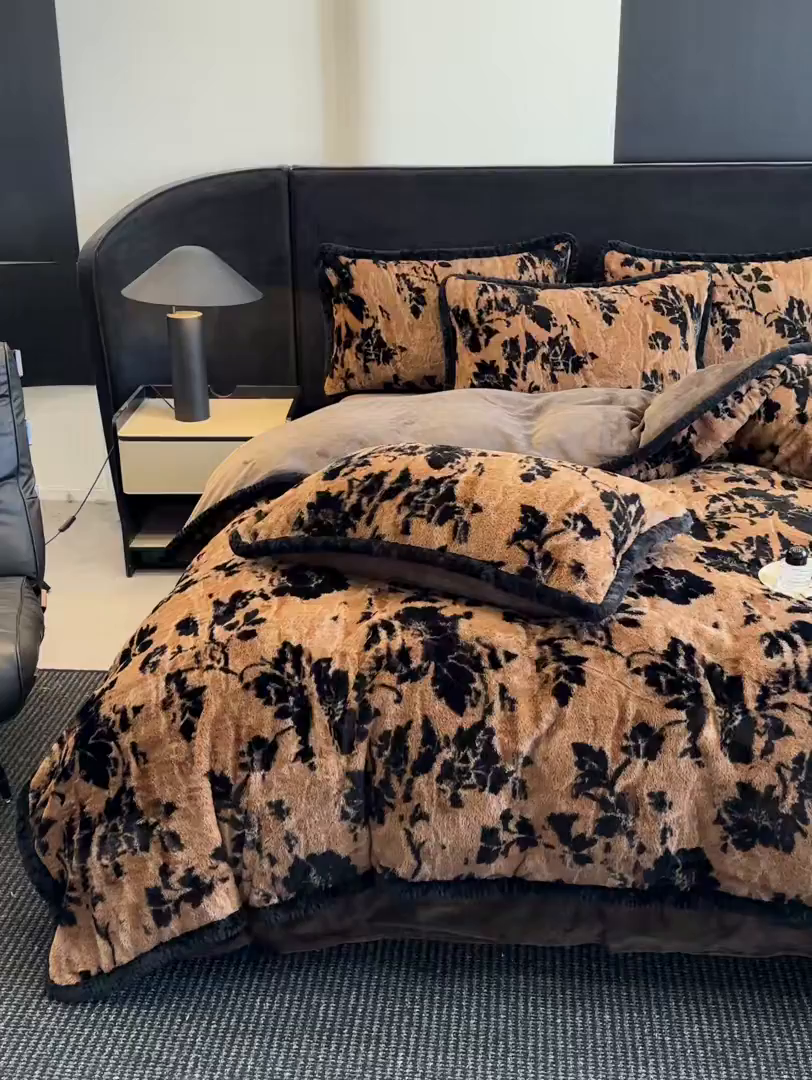 91家纺网 家纺一手货源 找家纺 畅畅家纺 2025新款高克重新款冬季加厚兔毛绒包边款床单床笠四件套 秋庭蜜语