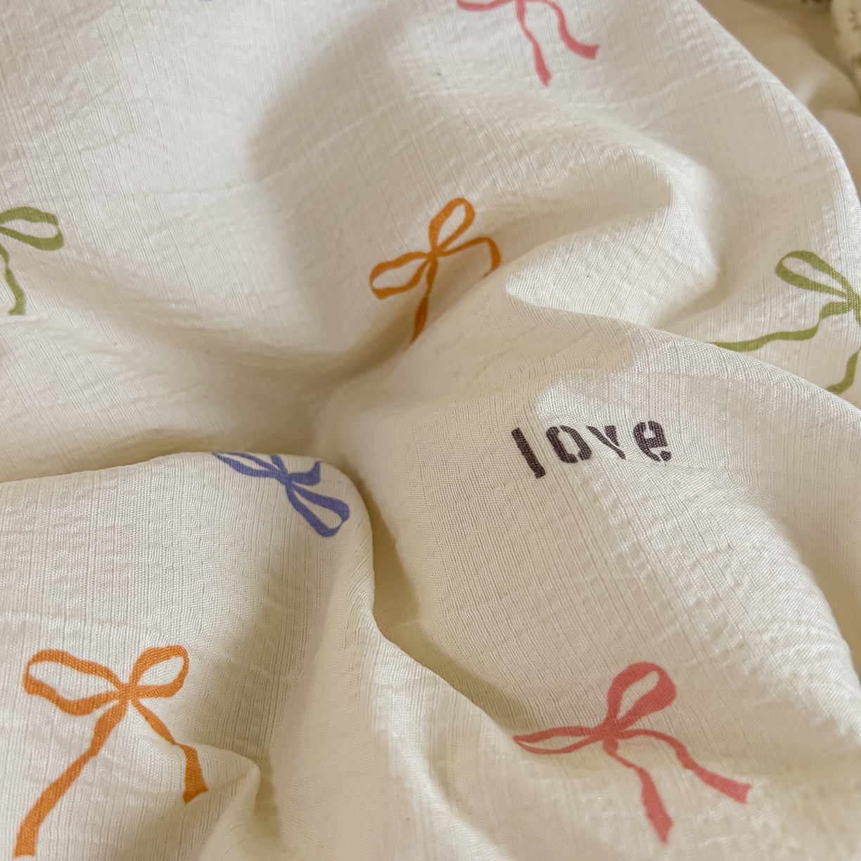 91家纺网 家纺一手货源 找家纺 佳鸿家纺 2025新款云感双层纱冬被软糯云朵棉春秋被被子加厚被芯 彩色蝴蝶结