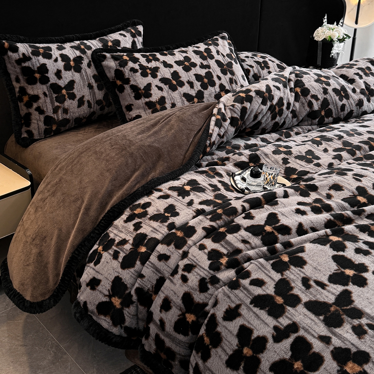 91家纺网 家纺一手货源 找家纺 畅畅家纺 2025新款高克重新款冬季加厚兔毛绒包边款床单床笠四件套 舞蝶-灰