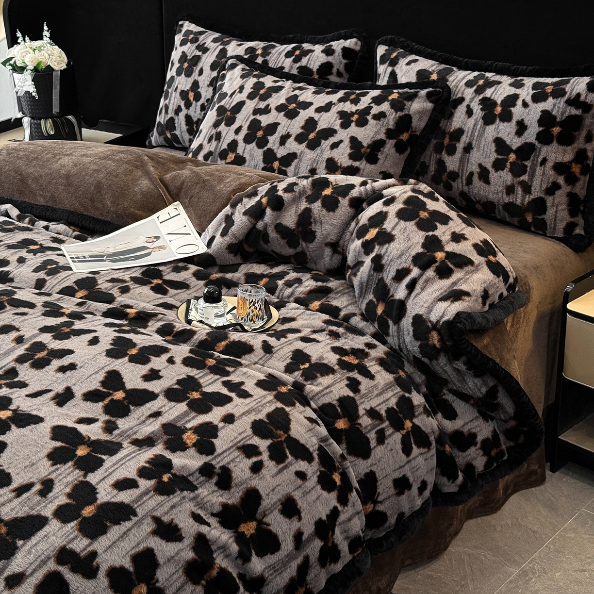 91家纺网 家纺一手货源 找家纺 畅畅家纺 2025新款高克重新款冬季加厚兔毛绒包边款床单床笠四件套 舞蝶-灰