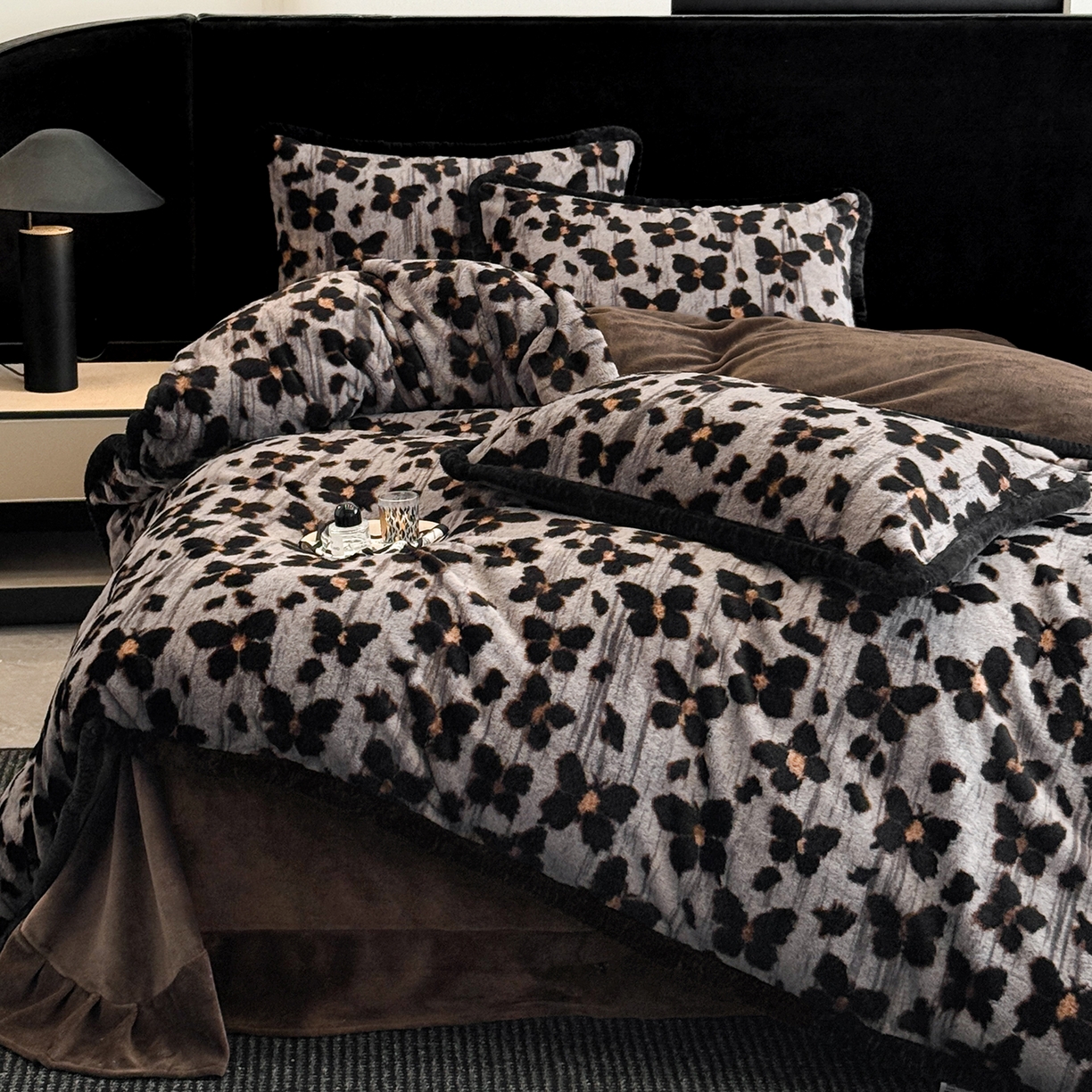 91家纺网 家纺一手货源 找家纺 畅畅家纺 2025新款高克重新款冬季加厚兔毛绒包边款床单床笠四件套 舞蝶-灰