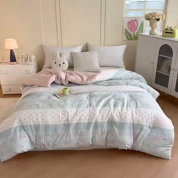 91家纺网 家纺一手货源 找家纺 佳鸿家纺 2025新款云感双层纱冬被软糯云朵棉春秋被被子加厚被芯 蓝格田园风