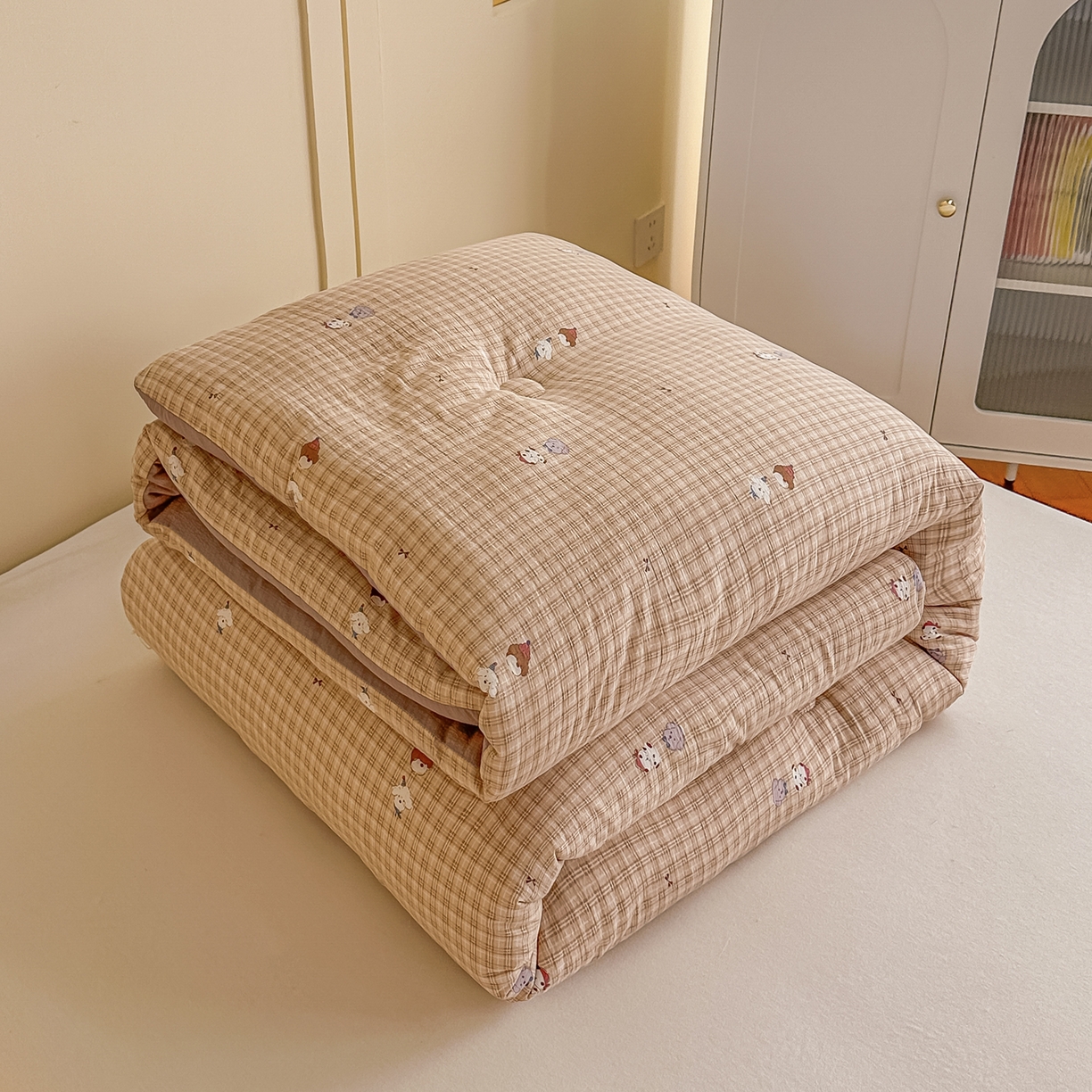 91家纺网 家纺一手货源 找家纺 佳鸿家纺 2025新款云感双层纱冬被软糯云朵棉春秋被被子加厚被芯 萌宠咖