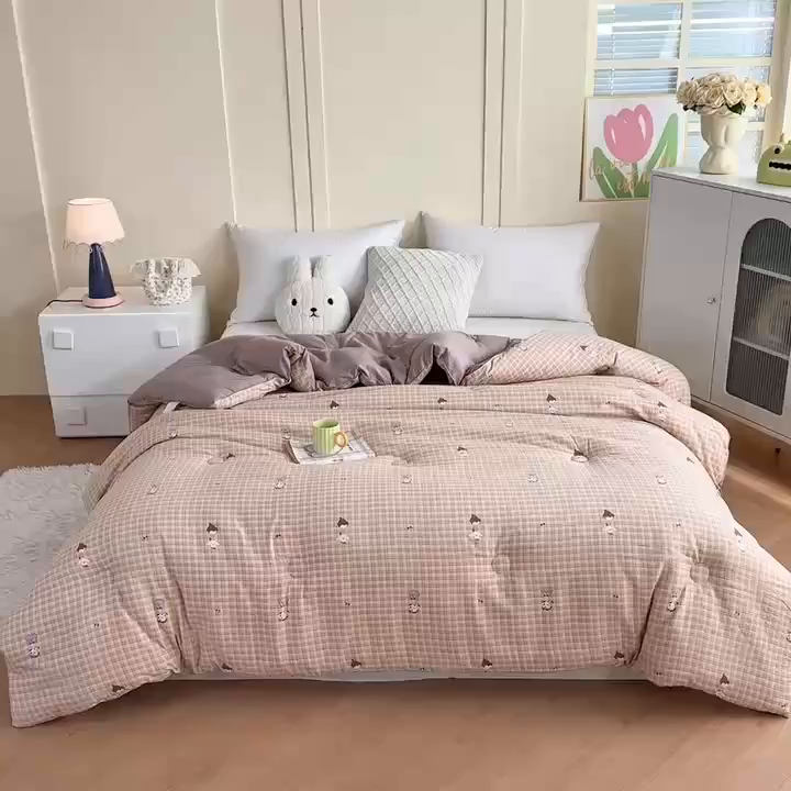 91家纺网 家纺一手货源 找家纺 佳鸿家纺 2025新款云感双层纱冬被软糯云朵棉春秋被被子加厚被芯 萌宠咖