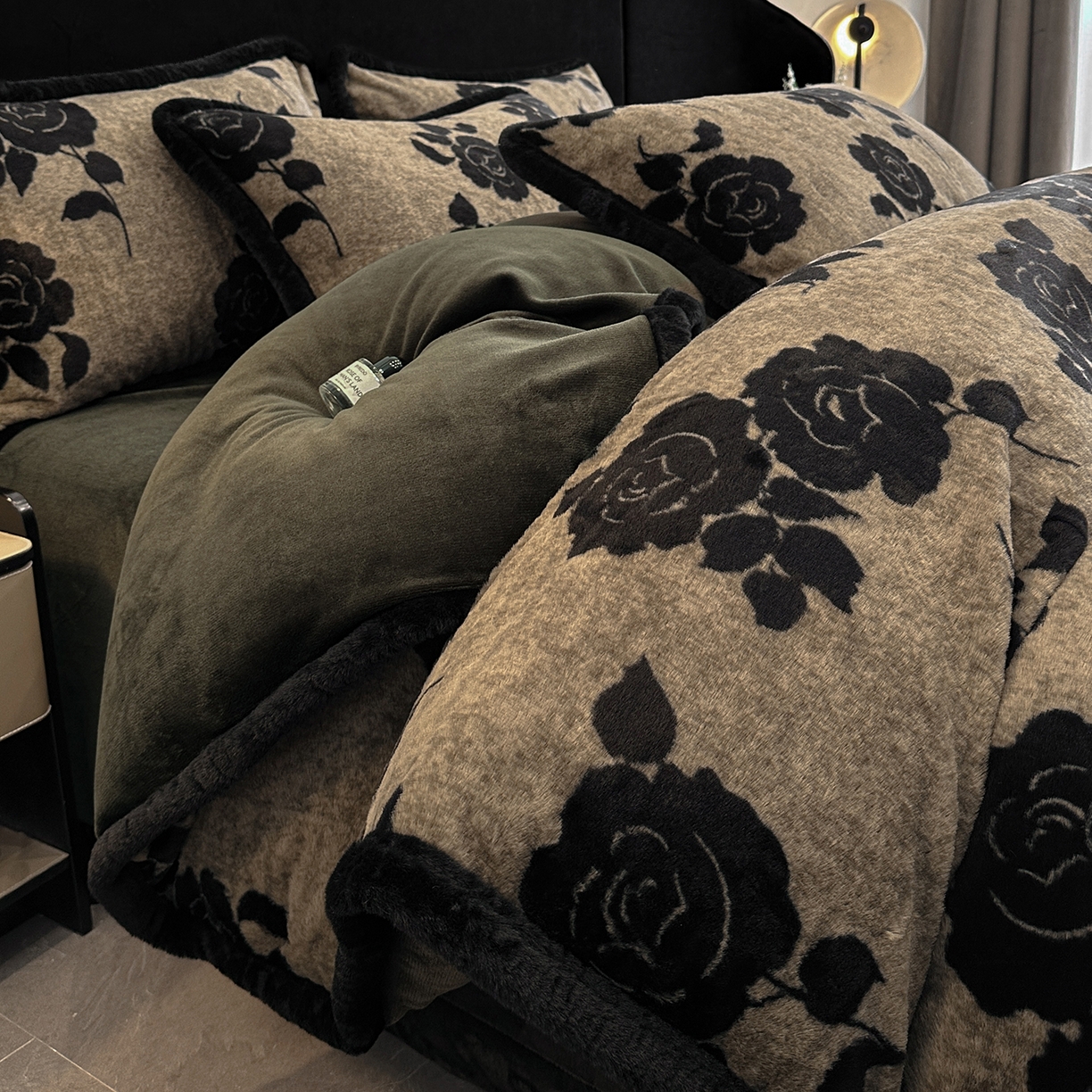 91家纺网 家纺一手货源 找家纺 畅畅家纺 2025新款高克重新款冬季加厚兔毛绒包边款床单床笠四件套 月影-灰