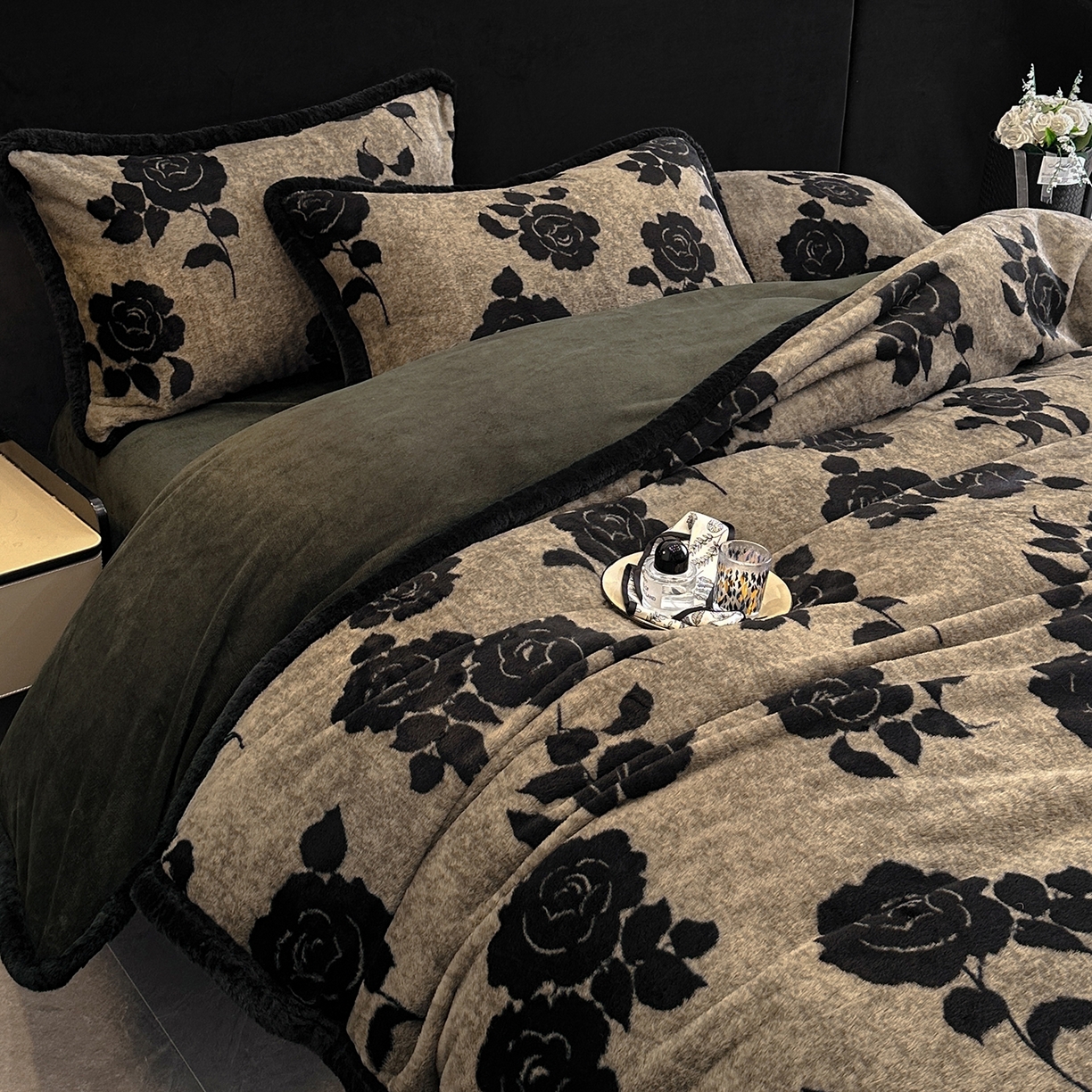 91家纺网 家纺一手货源 找家纺 畅畅家纺 2025新款高克重新款冬季加厚兔毛绒包边款床单床笠四件套 月影-灰