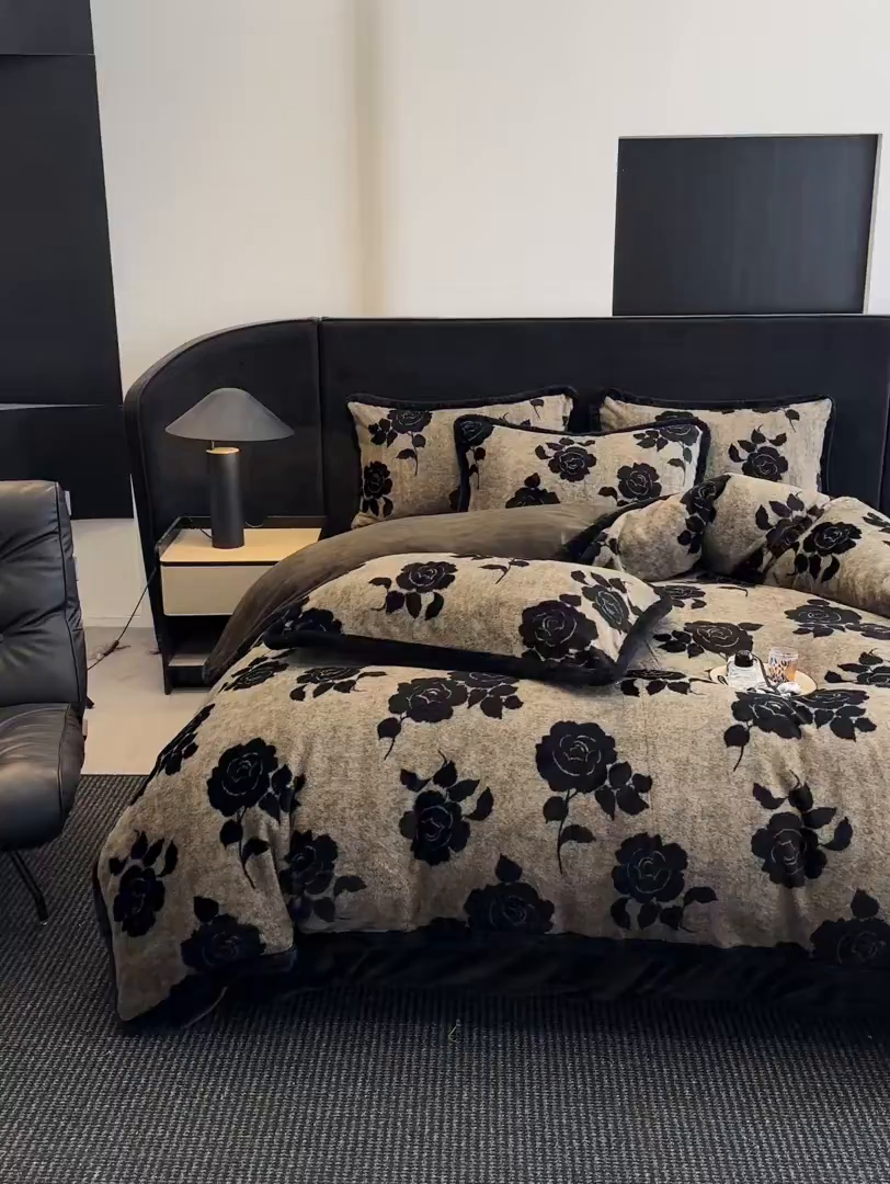 91家纺网 家纺一手货源 找家纺 畅畅家纺 2025新款高克重新款冬季加厚兔毛绒包边款床单床笠四件套 月影-灰