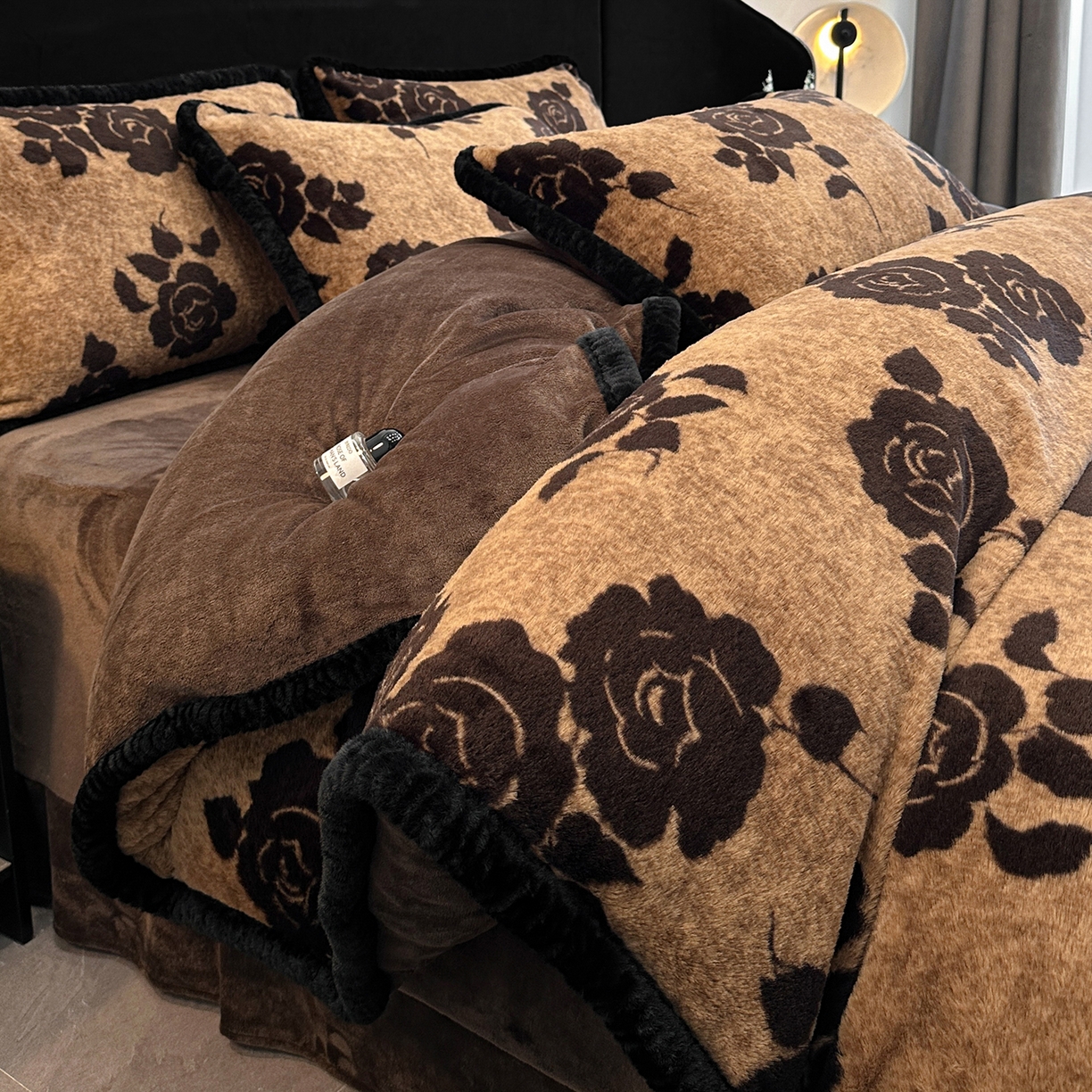 91家纺网 家纺一手货源 找家纺 畅畅家纺 2025新款高克重新款冬季加厚兔毛绒包边款床单床笠四件套 月影-卡