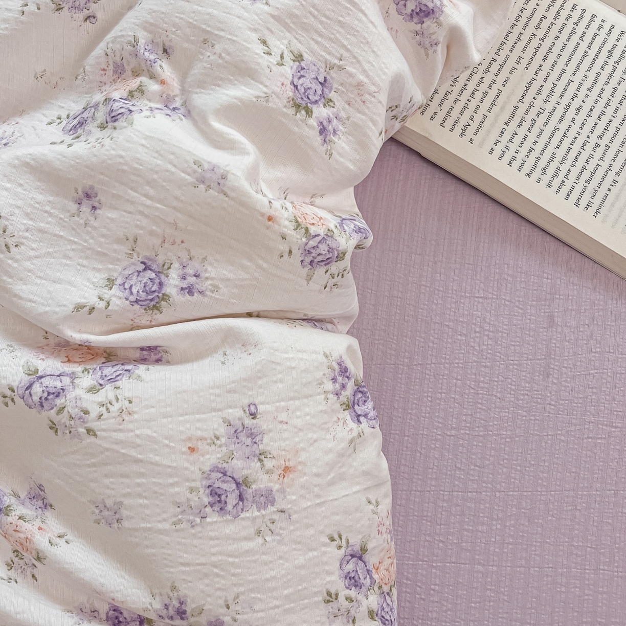 91家纺网 家纺一手货源 找家纺 佳鸿家纺 2025新款卡通云感双层纱四件套碎花学生宿舍三件套床单款 紫花梦境