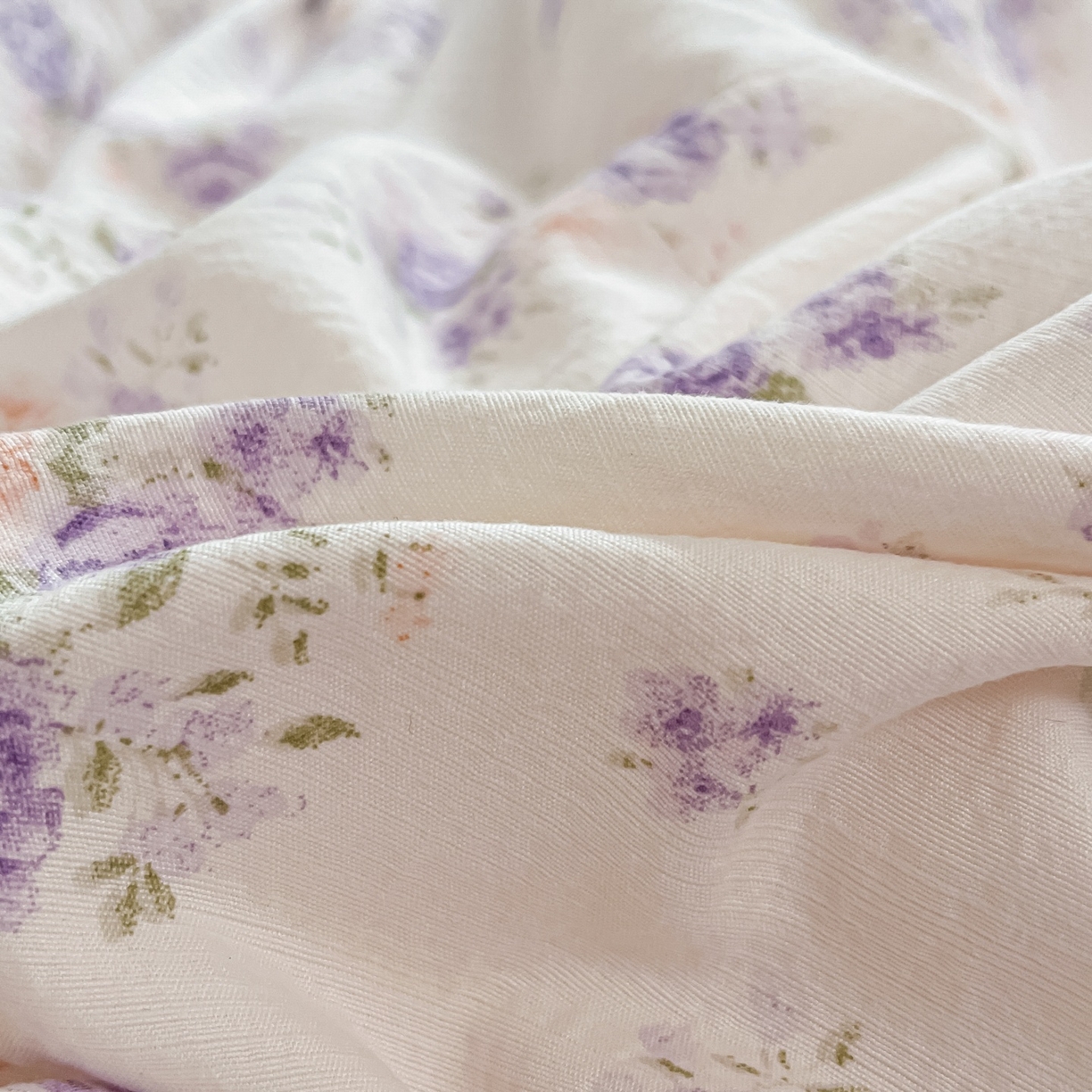 91家纺网 家纺一手货源 找家纺 佳鸿家纺 2025新款卡通云感双层纱四件套碎花学生宿舍三件套床单款 紫花梦境