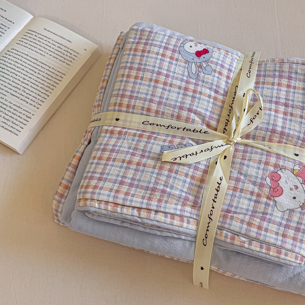 91家纺网 家纺一手货源 找家纺 佳鸿家纺 2025新款卡通云感双层纱四件套碎花学生宿舍三件套床单款 彩格kt