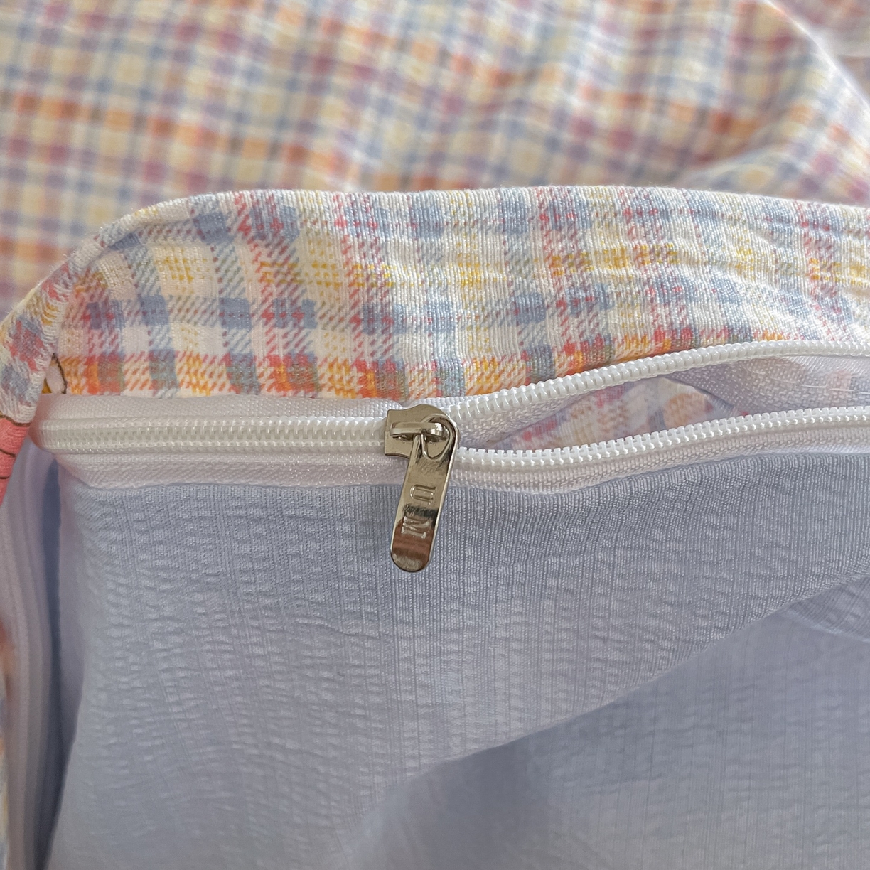 91家纺网 家纺一手货源 找家纺 佳鸿家纺 2025新款卡通云感双层纱四件套碎花学生宿舍三件套床单款 彩格kt