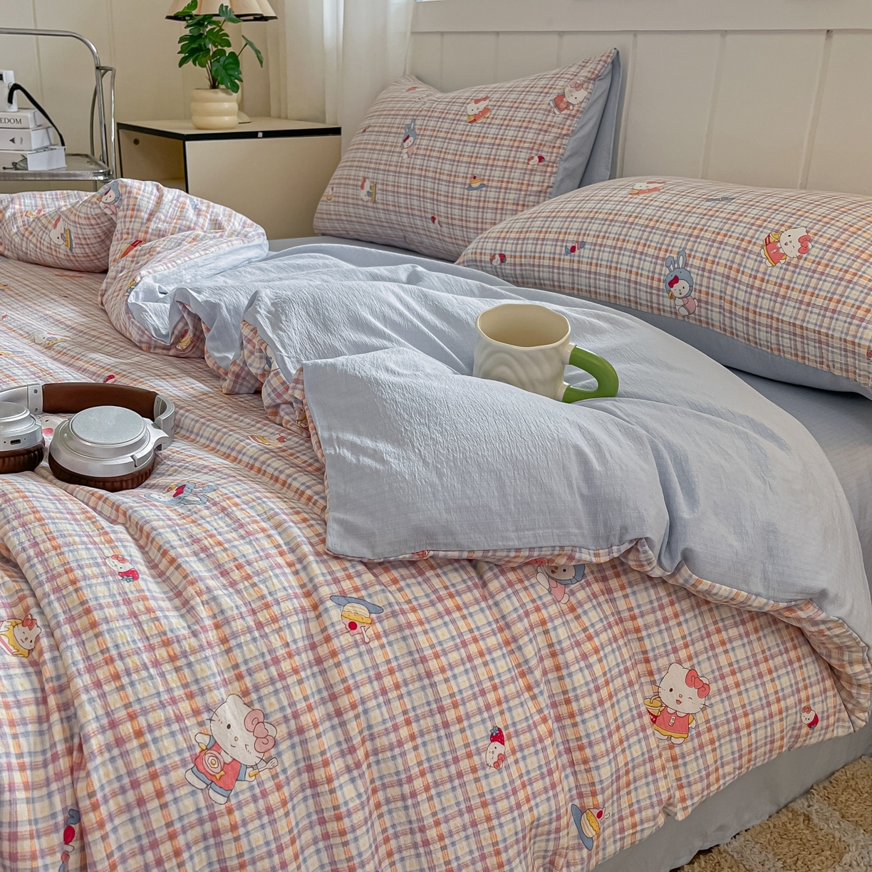 91家纺网 家纺一手货源 找家纺 佳鸿家纺 2025新款卡通云感双层纱四件套碎花学生宿舍三件套床单款 彩格kt