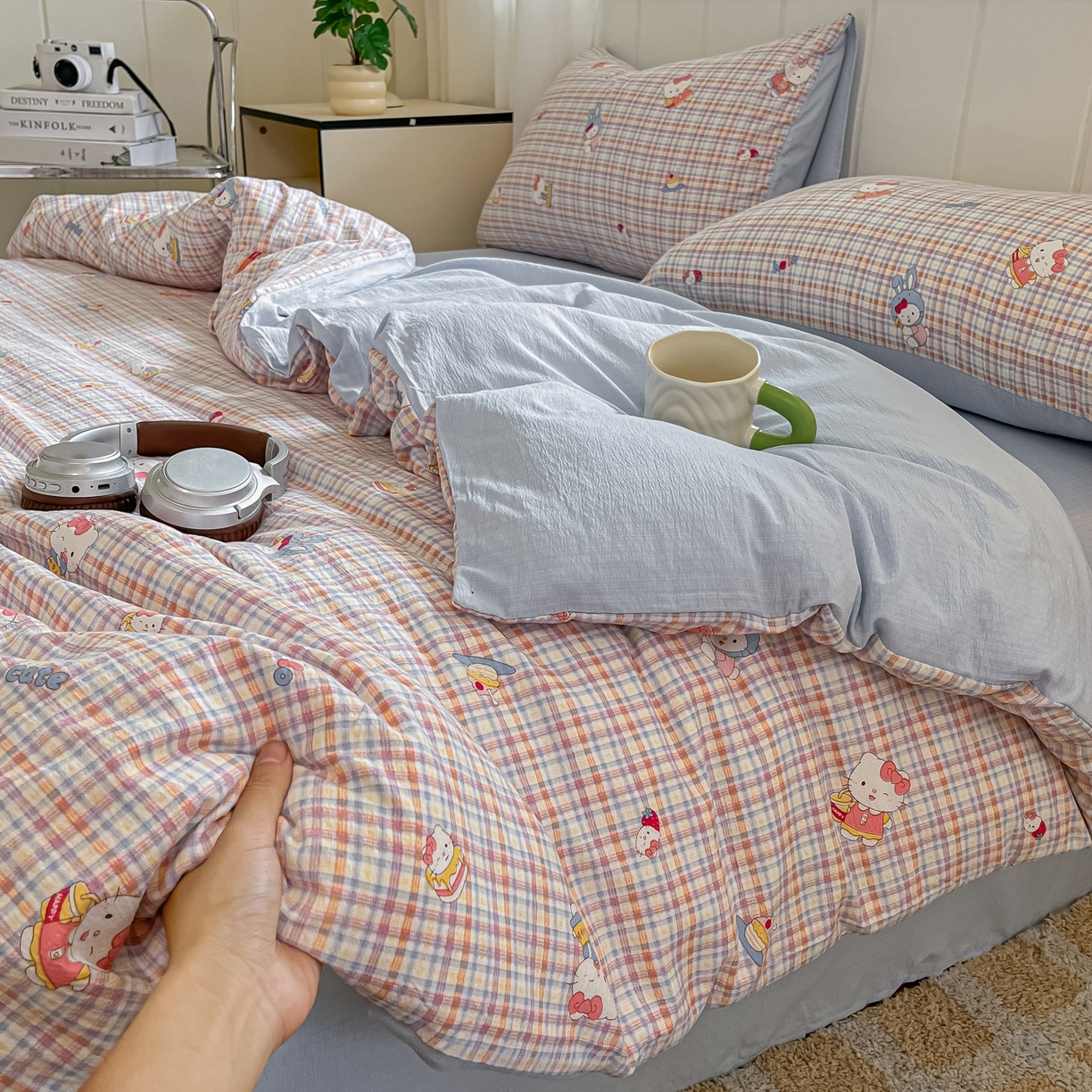 91家纺网 家纺一手货源 找家纺 佳鸿家纺 2025新款卡通云感双层纱四件套碎花学生宿舍三件套床单款 彩格kt