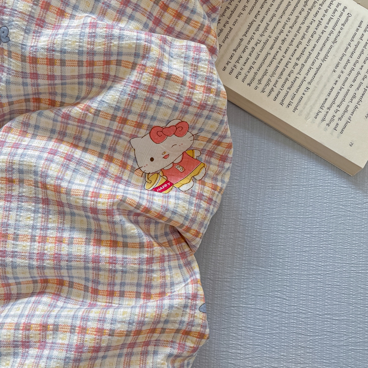 91家纺网 家纺一手货源 找家纺 佳鸿家纺 2025新款卡通云感双层纱四件套碎花学生宿舍三件套床单款 彩格kt