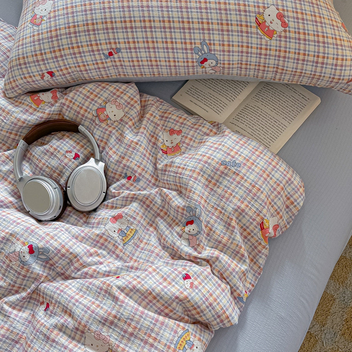 91家纺网 家纺一手货源 找家纺 佳鸿家纺 2025新款卡通云感双层纱四件套碎花学生宿舍三件套床单款 彩格kt