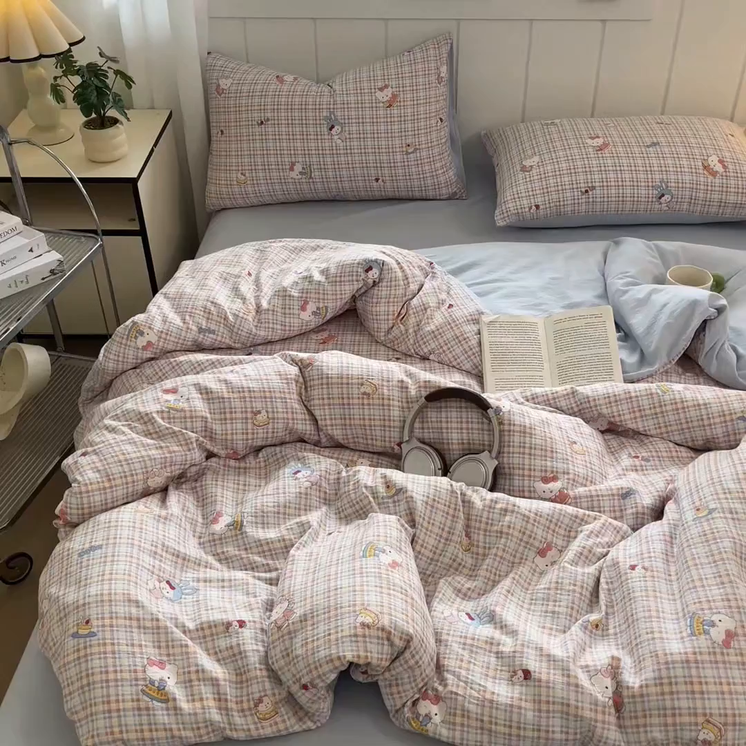 91家纺网 家纺一手货源 找家纺 佳鸿家纺 2025新款卡通云感双层纱四件套碎花学生宿舍三件套床单款 彩格kt