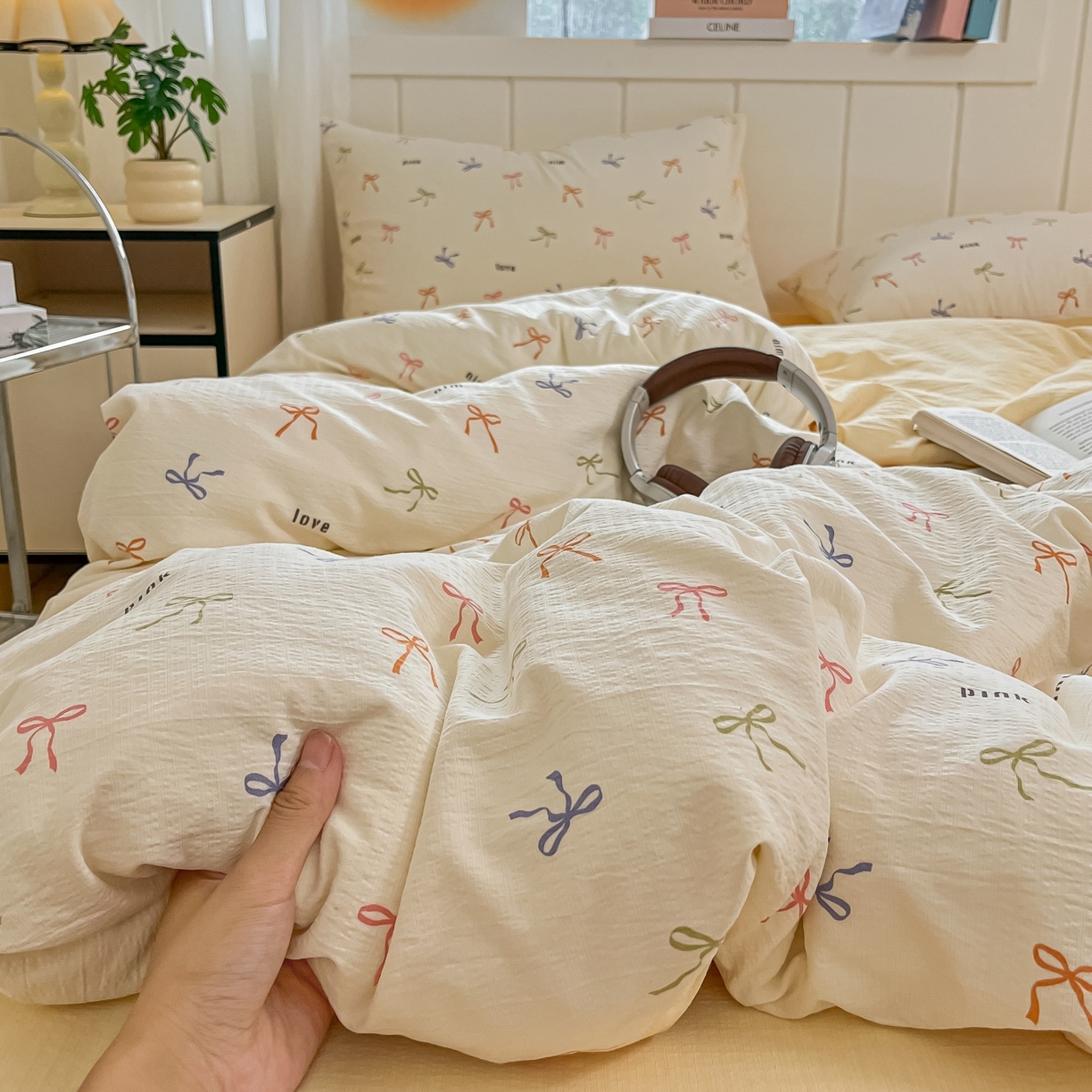 91家纺网 家纺一手货源 找家纺 佳鸿家纺 2025新款卡通云感双层纱四件套碎花学生宿舍三件套床单款 彩色蝴蝶结