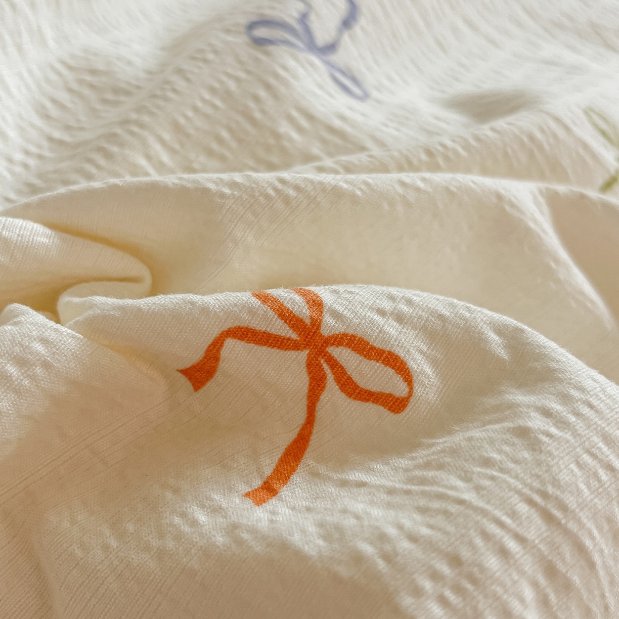 91家纺网 家纺一手货源 找家纺 佳鸿家纺 2025新款卡通云感双层纱四件套碎花学生宿舍三件套床单款 彩色蝴蝶结