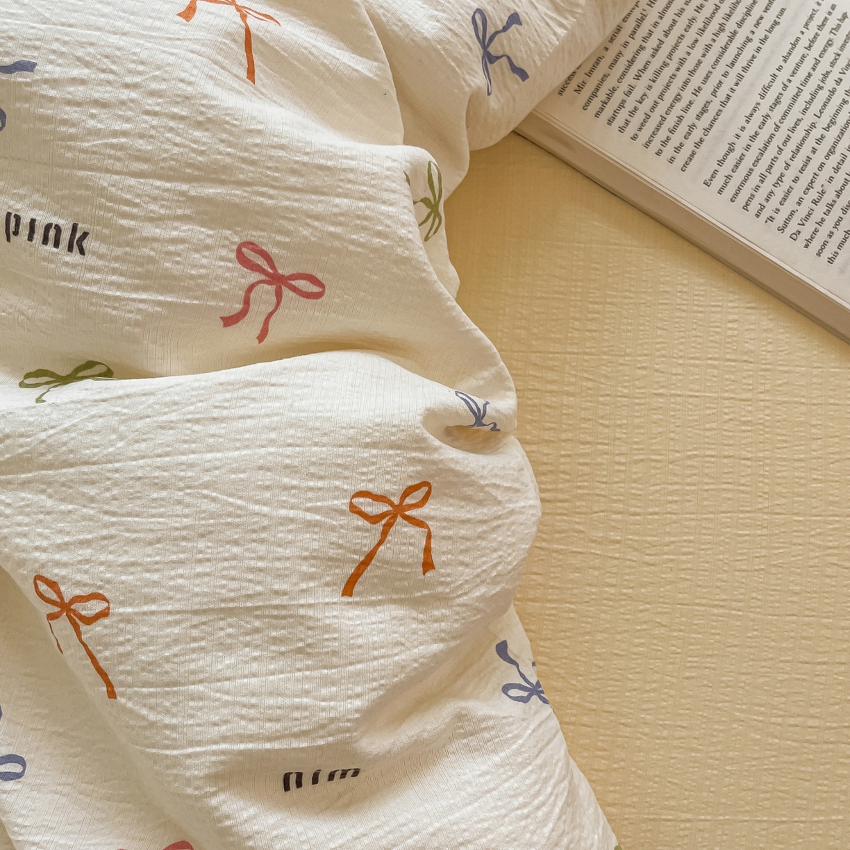 91家纺网 家纺一手货源 找家纺 佳鸿家纺 2025新款卡通云感双层纱四件套碎花学生宿舍三件套床单款 彩色蝴蝶结