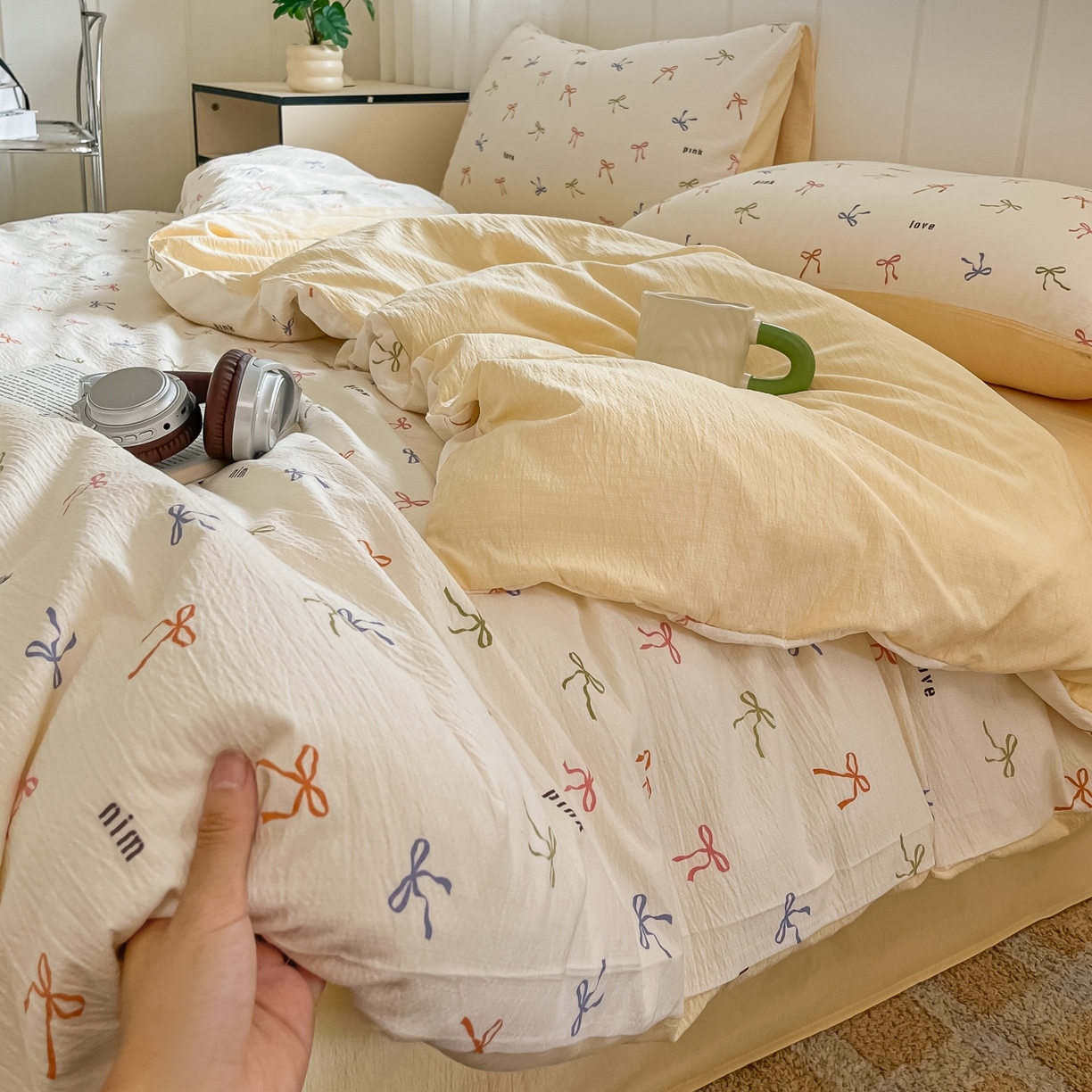 91家纺网 家纺一手货源 找家纺 佳鸿家纺 2025新款卡通云感双层纱四件套碎花学生宿舍三件套床单款 彩色蝴蝶结