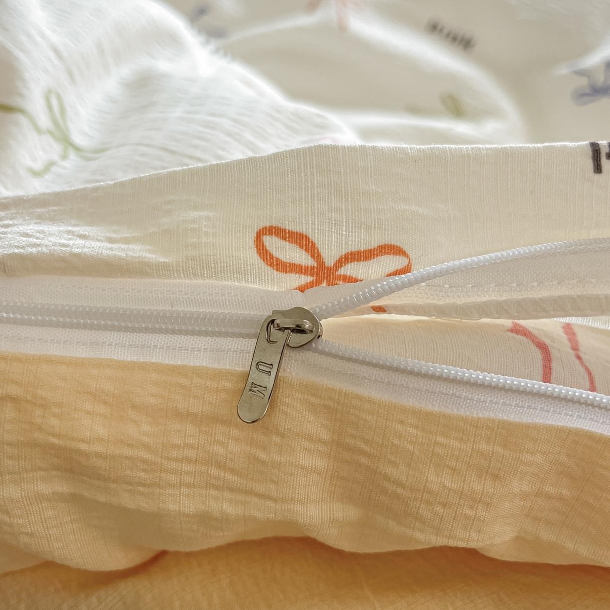 91家纺网 家纺一手货源 找家纺 佳鸿家纺 2025新款卡通云感双层纱四件套碎花学生宿舍三件套床单款 彩色蝴蝶结