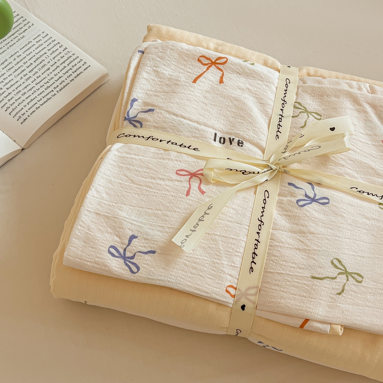 91家纺网 家纺一手货源 找家纺 佳鸿家纺 2025新款卡通云感双层纱四件套碎花学生宿舍三件套床单款 彩色蝴蝶结