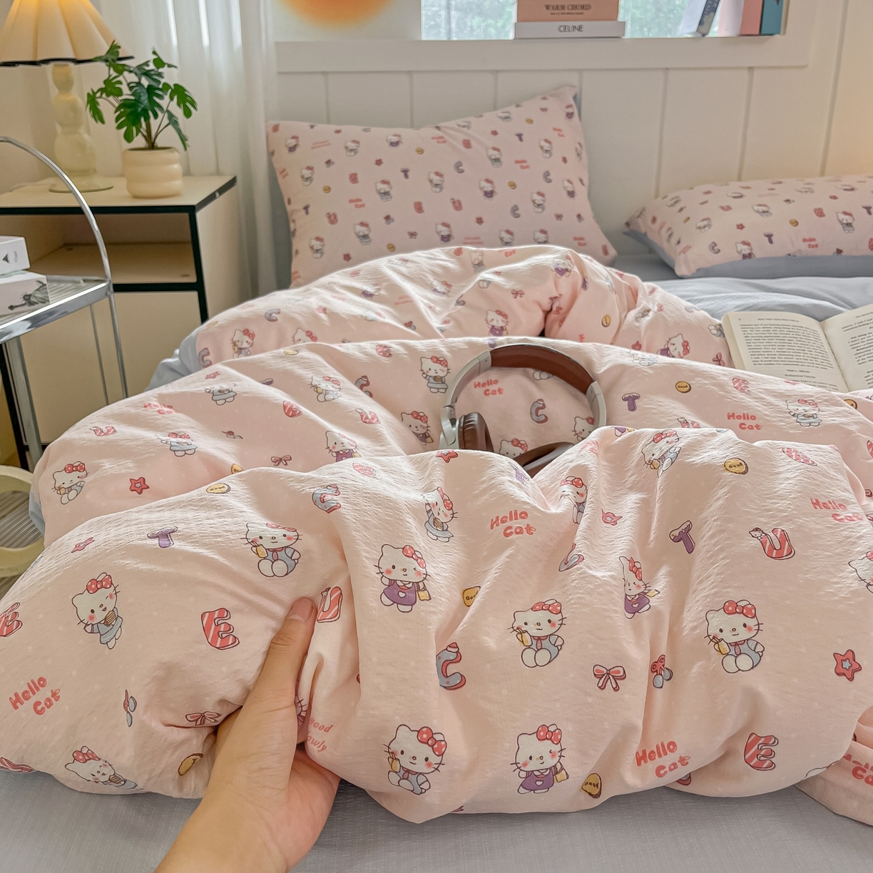 91家纺网 家纺一手货源 找家纺 佳鸿家纺 2025新款卡通云感双层纱四件套碎花学生宿舍三件套床单款 粉猫甜心派对