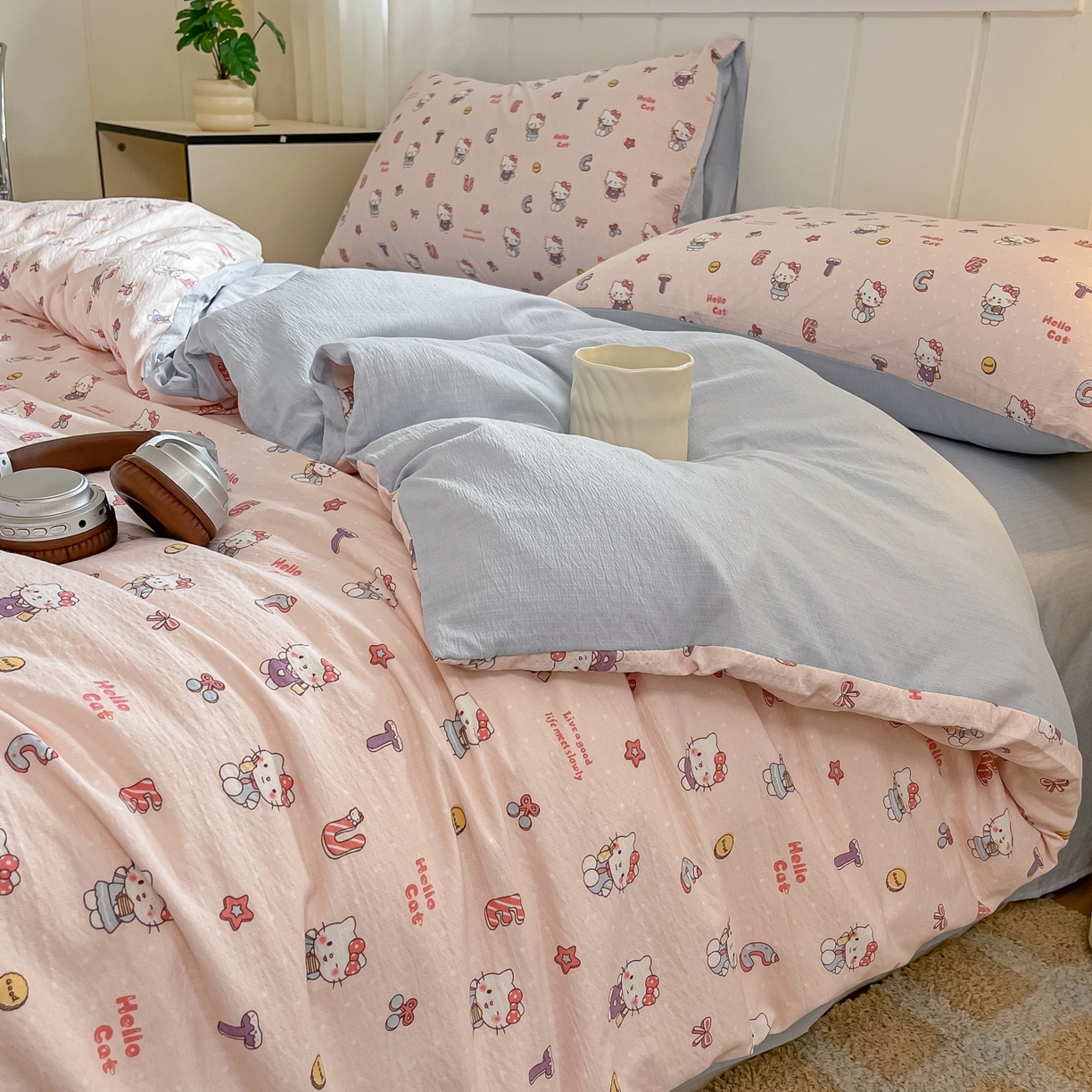 91家纺网 家纺一手货源 找家纺 佳鸿家纺 2025新款卡通云感双层纱四件套碎花学生宿舍三件套床单款 粉猫甜心派对
