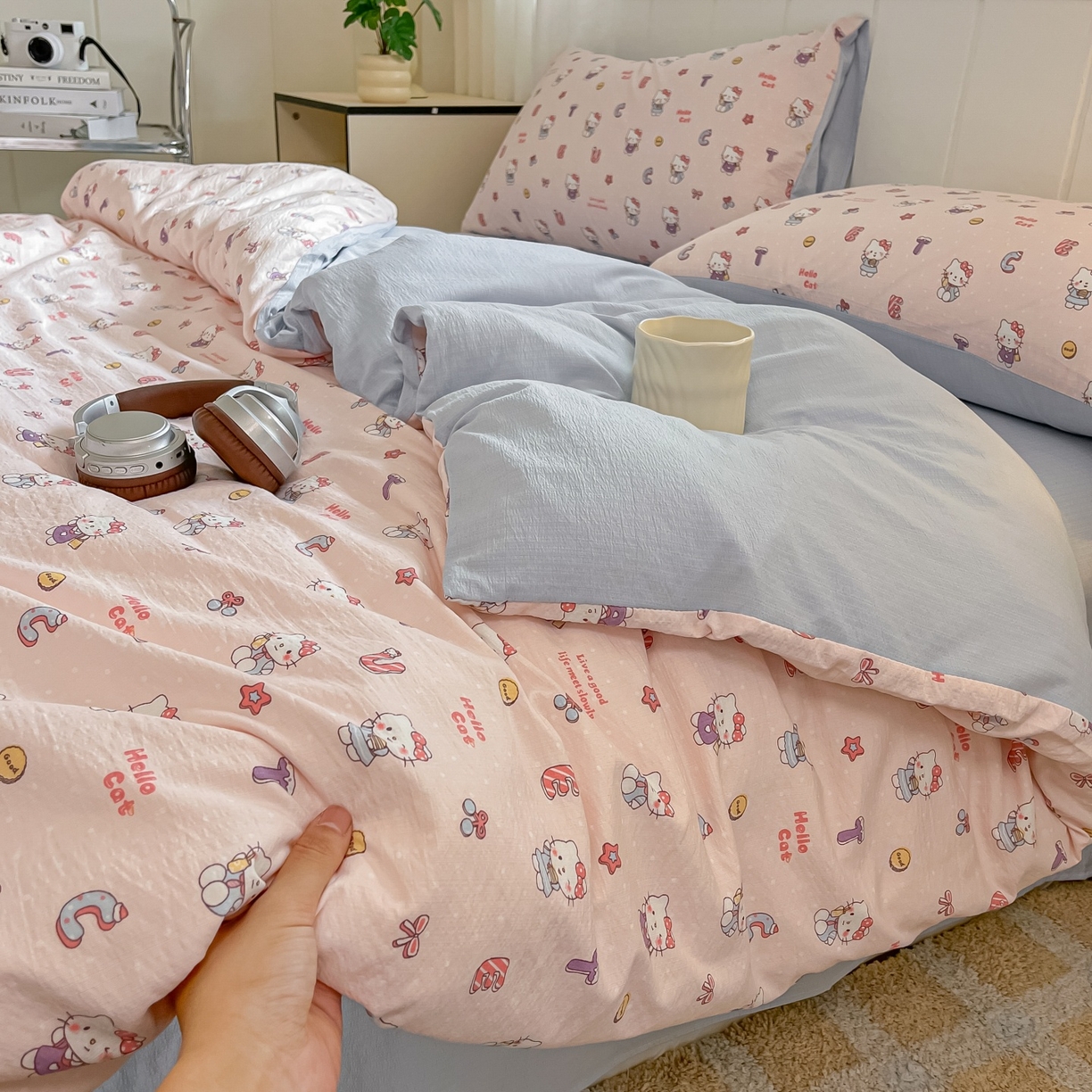 91家纺网 家纺一手货源 找家纺 佳鸿家纺 2025新款卡通云感双层纱四件套碎花学生宿舍三件套床单款 粉猫甜心派对