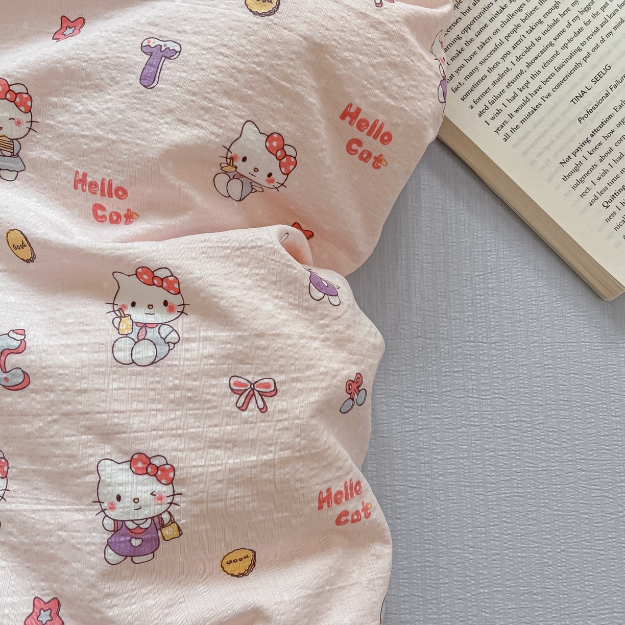 91家纺网 家纺一手货源 找家纺 佳鸿家纺 2025新款卡通云感双层纱四件套碎花学生宿舍三件套床单款 粉猫甜心派对