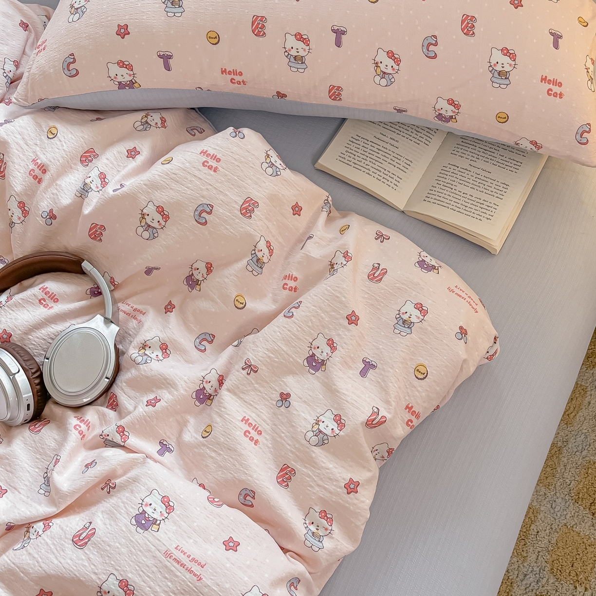 91家纺网 家纺一手货源 找家纺 佳鸿家纺 2025新款卡通云感双层纱四件套碎花学生宿舍三件套床单款 粉猫甜心派对