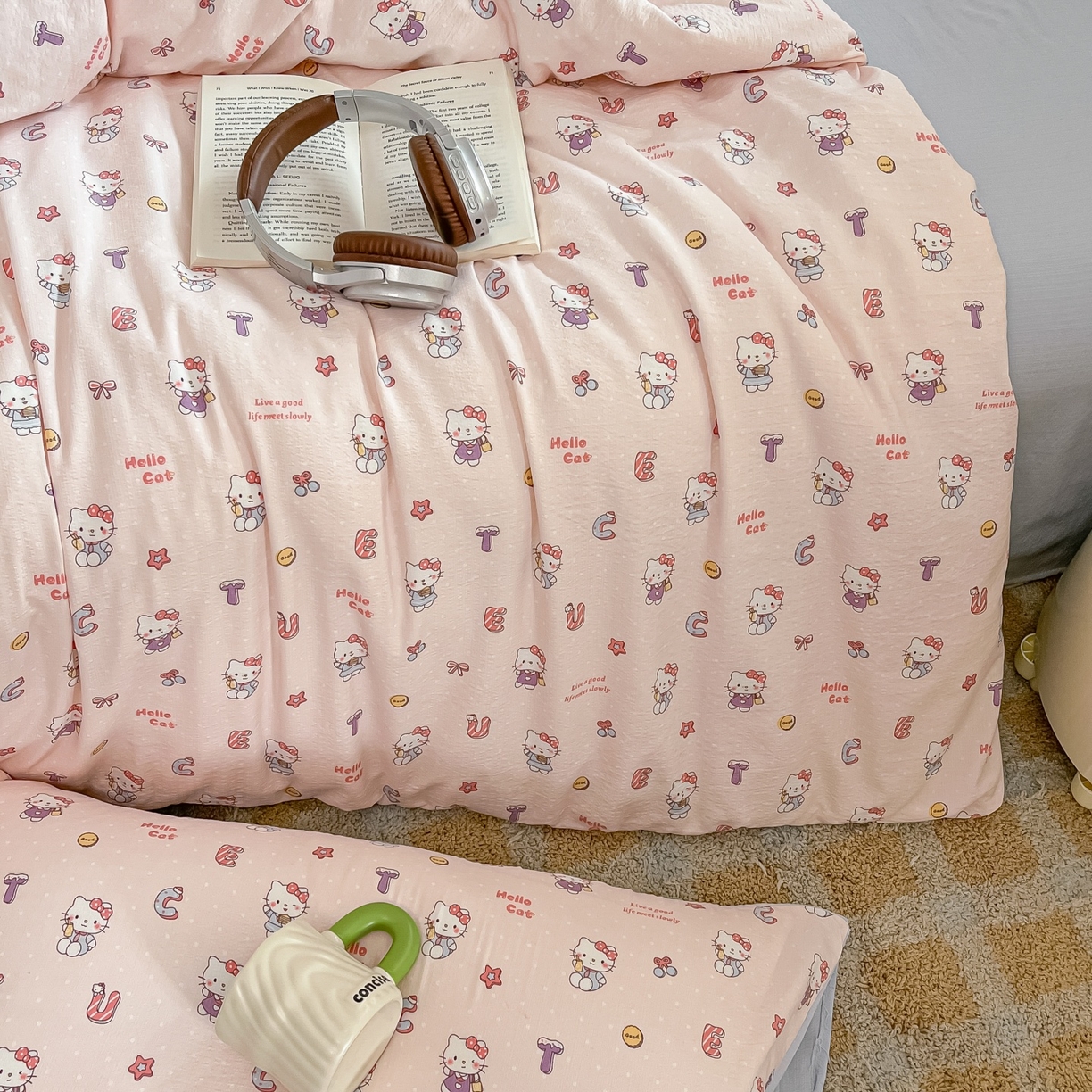 91家纺网 家纺一手货源 找家纺 佳鸿家纺 2025新款卡通云感双层纱四件套碎花学生宿舍三件套床单款 粉猫甜心派对