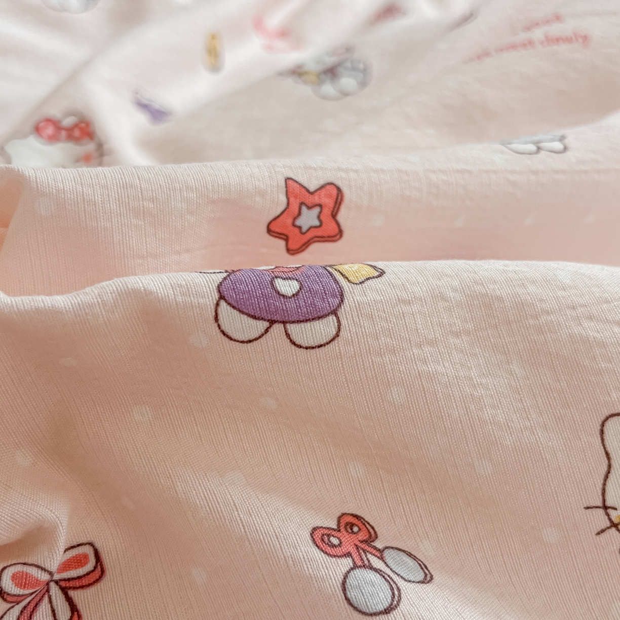 91家纺网 家纺一手货源 找家纺 佳鸿家纺 2025新款卡通云感双层纱四件套碎花学生宿舍三件套床单款 粉猫甜心派对