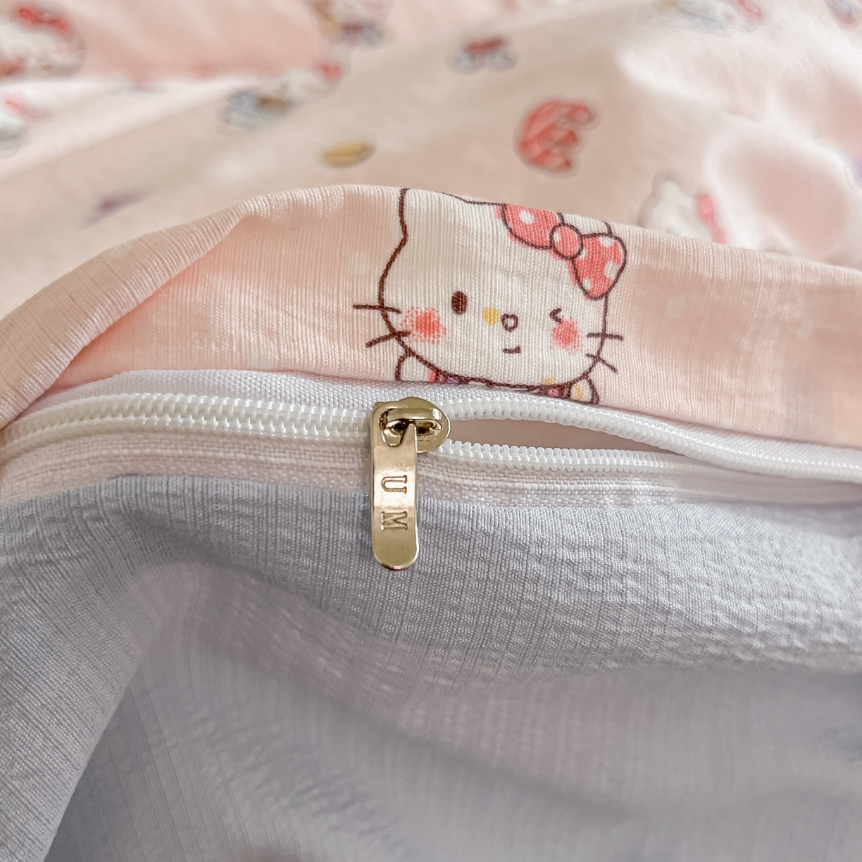 91家纺网 家纺一手货源 找家纺 佳鸿家纺 2025新款卡通云感双层纱四件套碎花学生宿舍三件套床单款 粉猫甜心派对