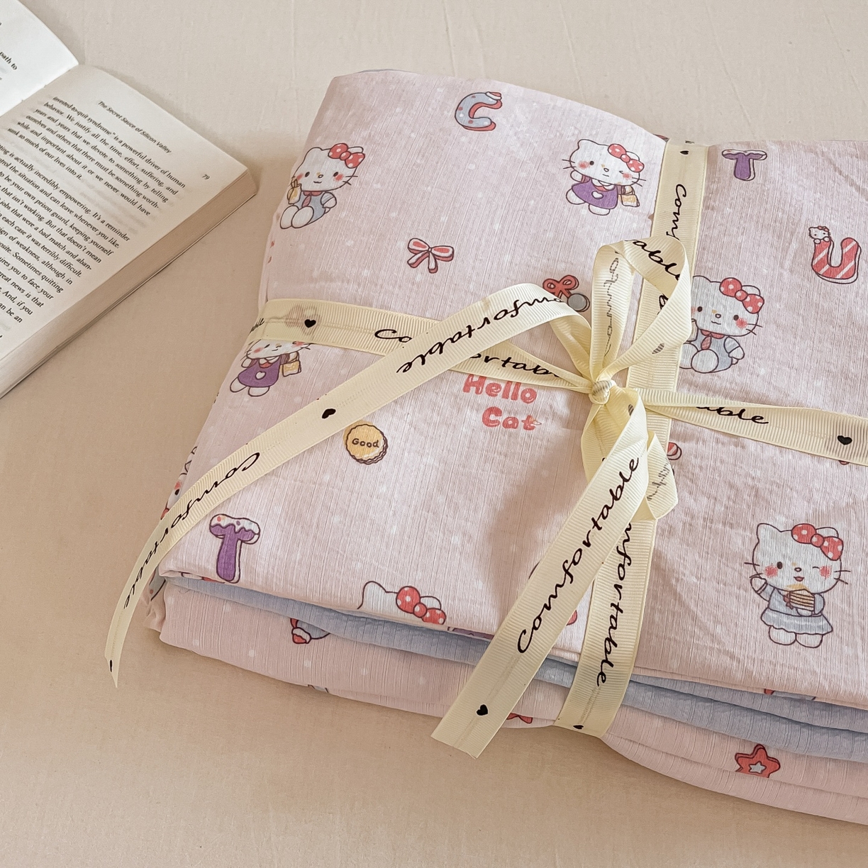 91家纺网 家纺一手货源 找家纺 佳鸿家纺 2025新款卡通云感双层纱四件套碎花学生宿舍三件套床单款 粉猫甜心派对