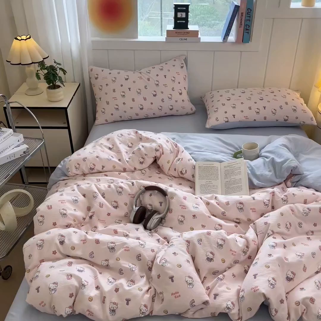 91家纺网 家纺一手货源 找家纺 佳鸿家纺 2025新款卡通云感双层纱四件套碎花学生宿舍三件套床单款 粉猫甜心派对